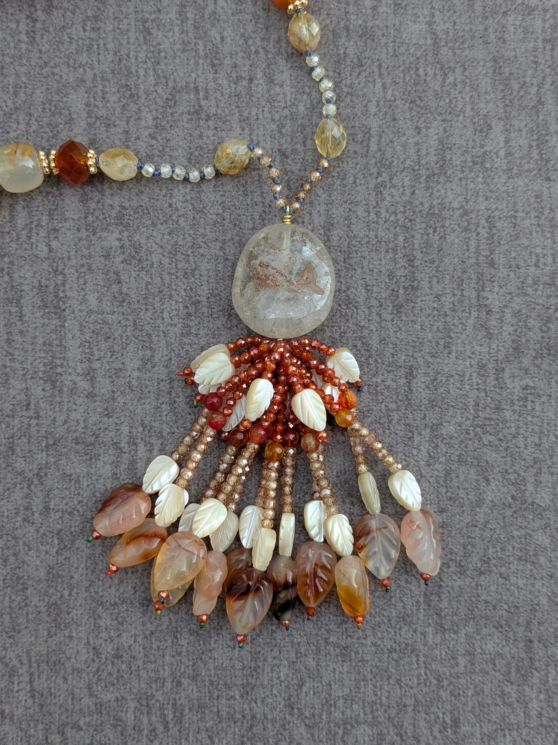 Détail du tassel Meera, feuilles en agate rouge et perles de nacre