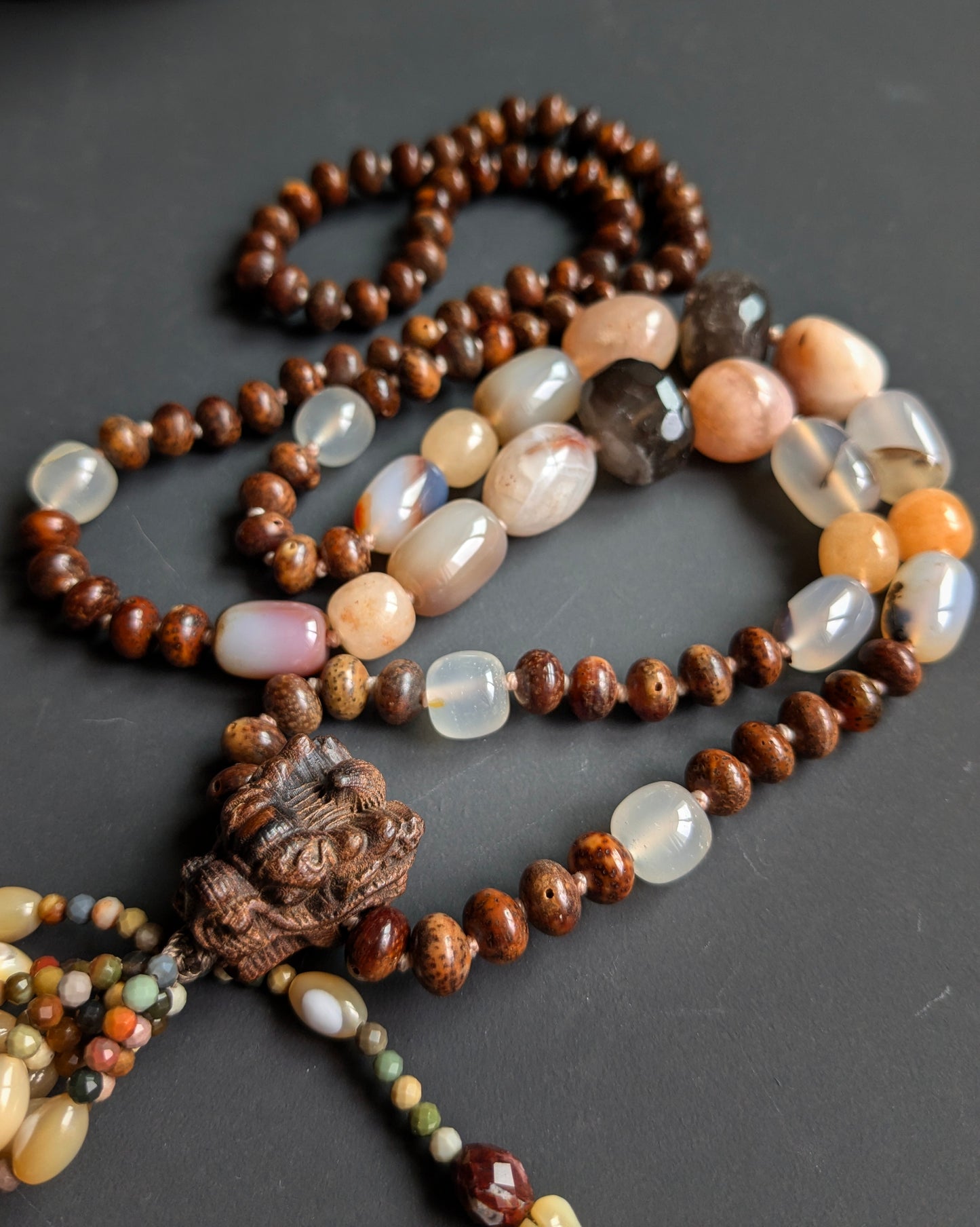 Mala Naga, perles de starmoon bodhi et agates mêlées, vue rapprochée