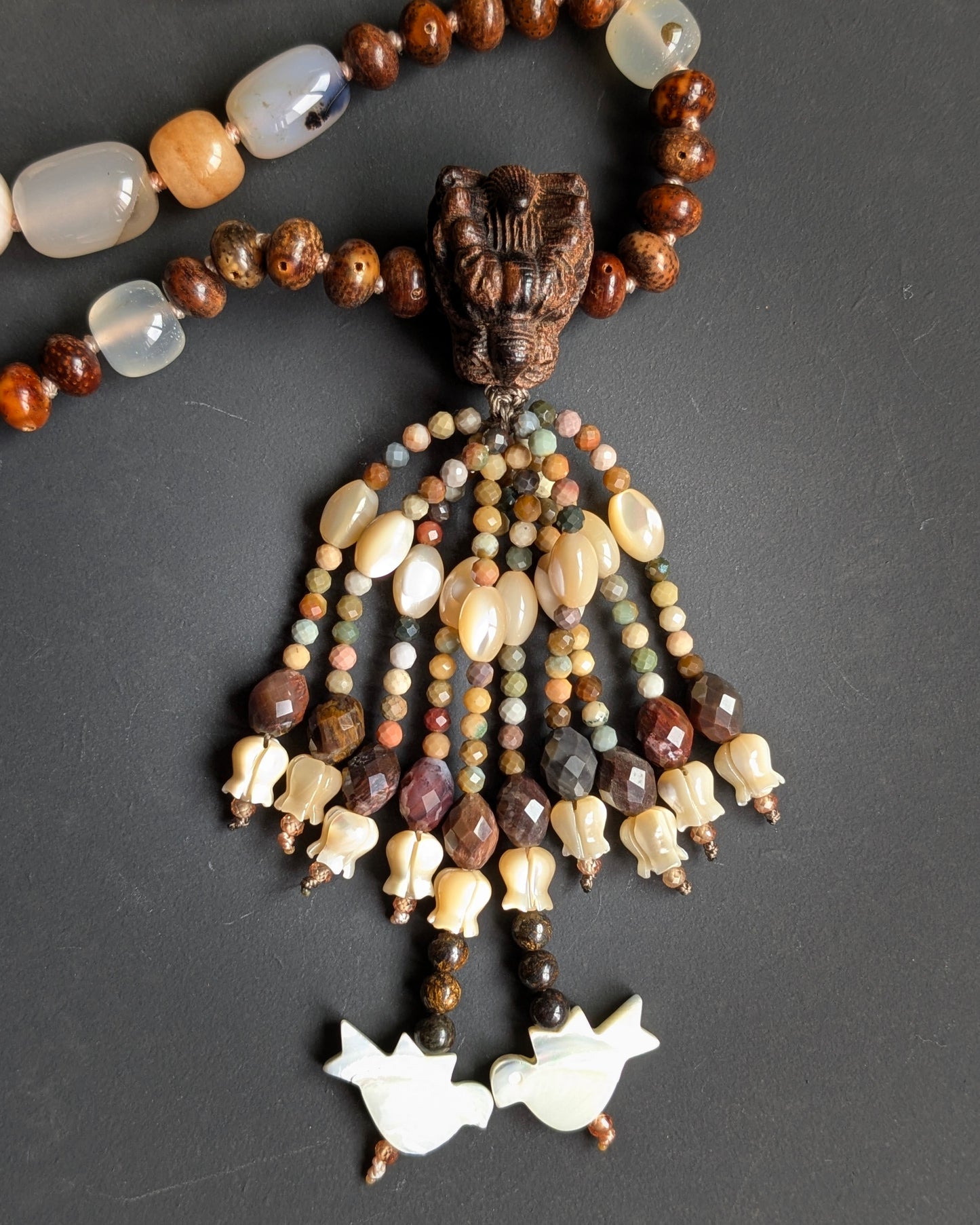 Détail de la perle du gourou tête de dragon et du tassel du mala Naga