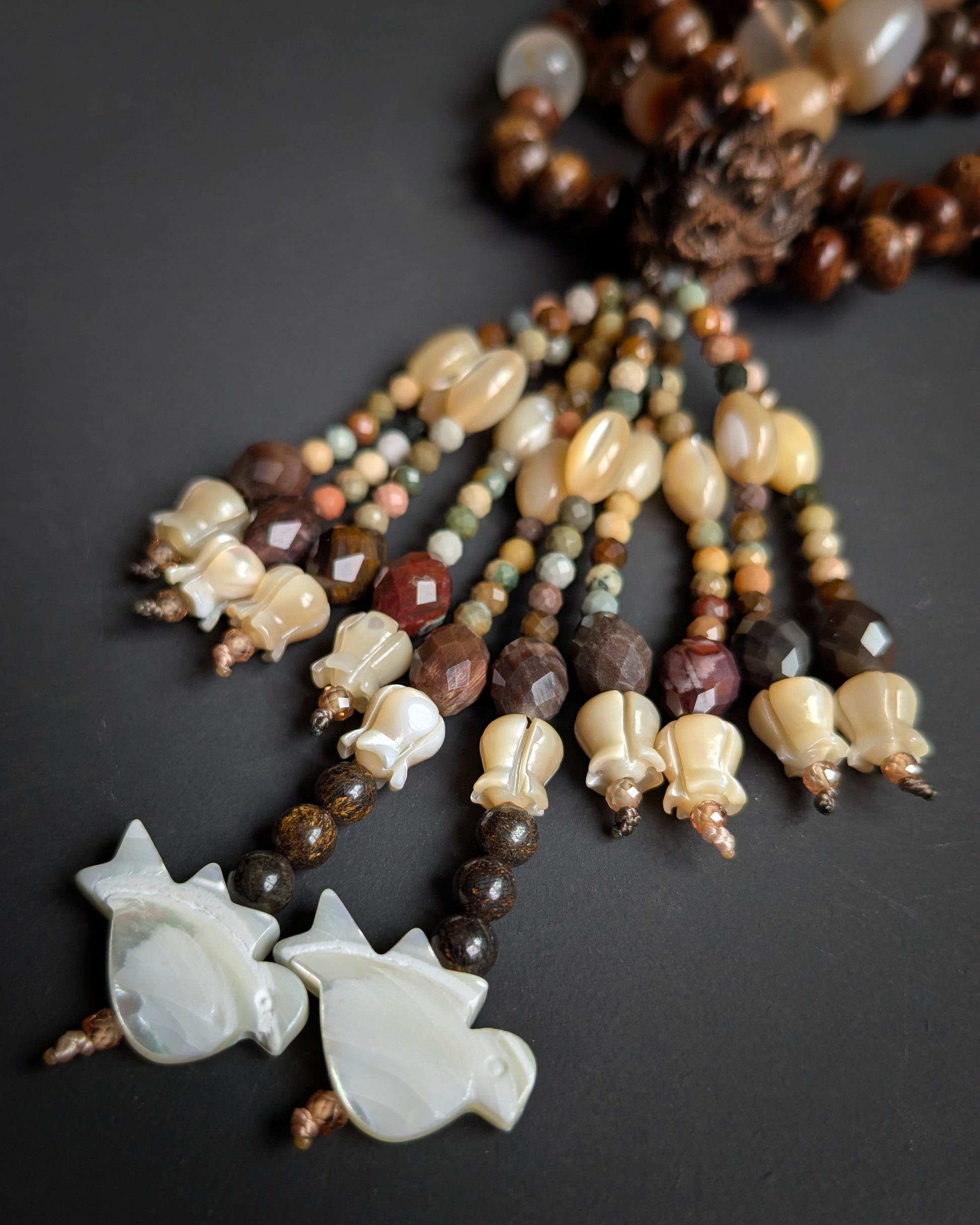 Détail du tassel Naga, clochettes et oiseaux en nacre de trochus