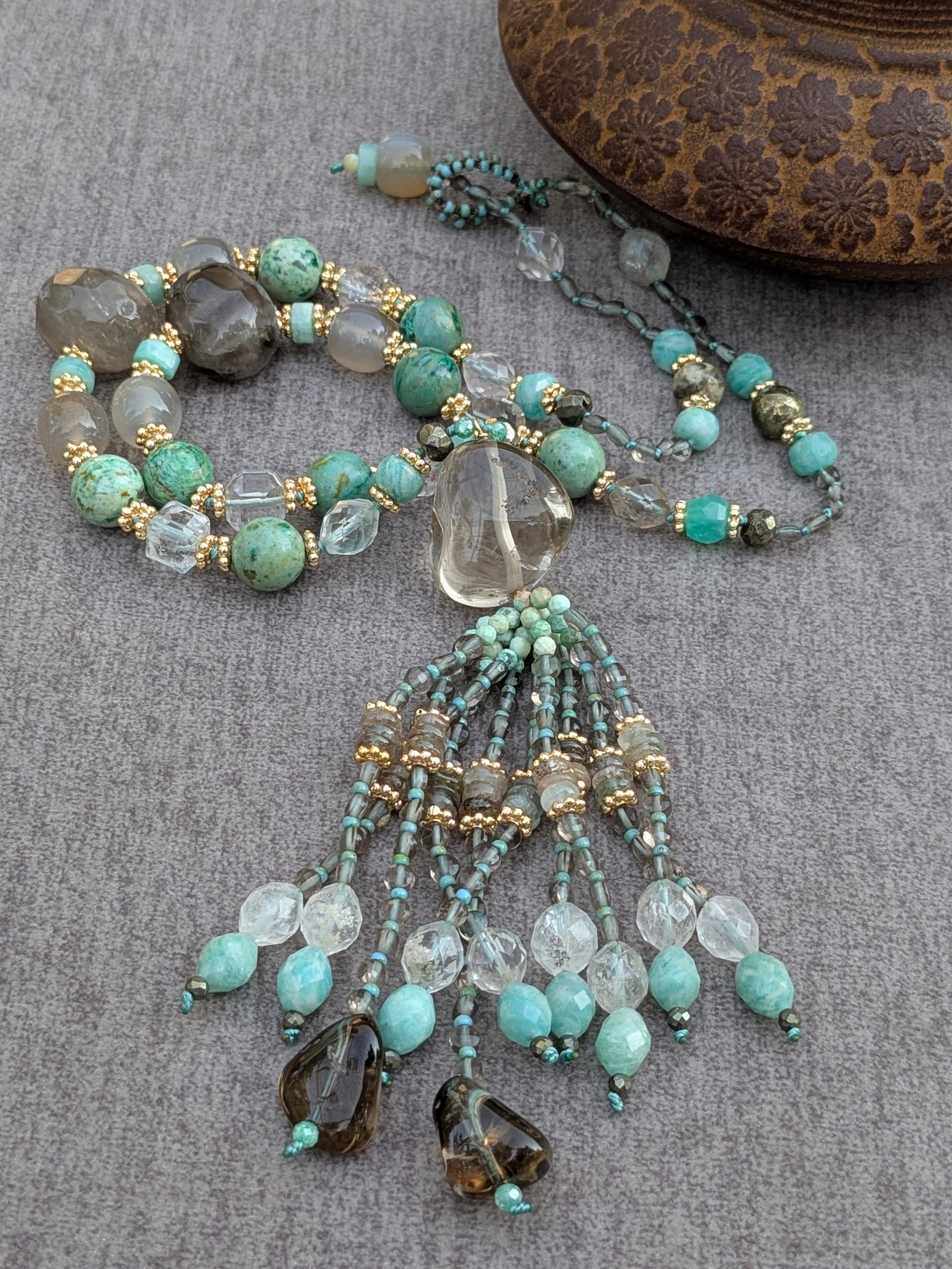 Collier Nilaya, perlage turquoise péruvienne et amazonite, vue rapprochée