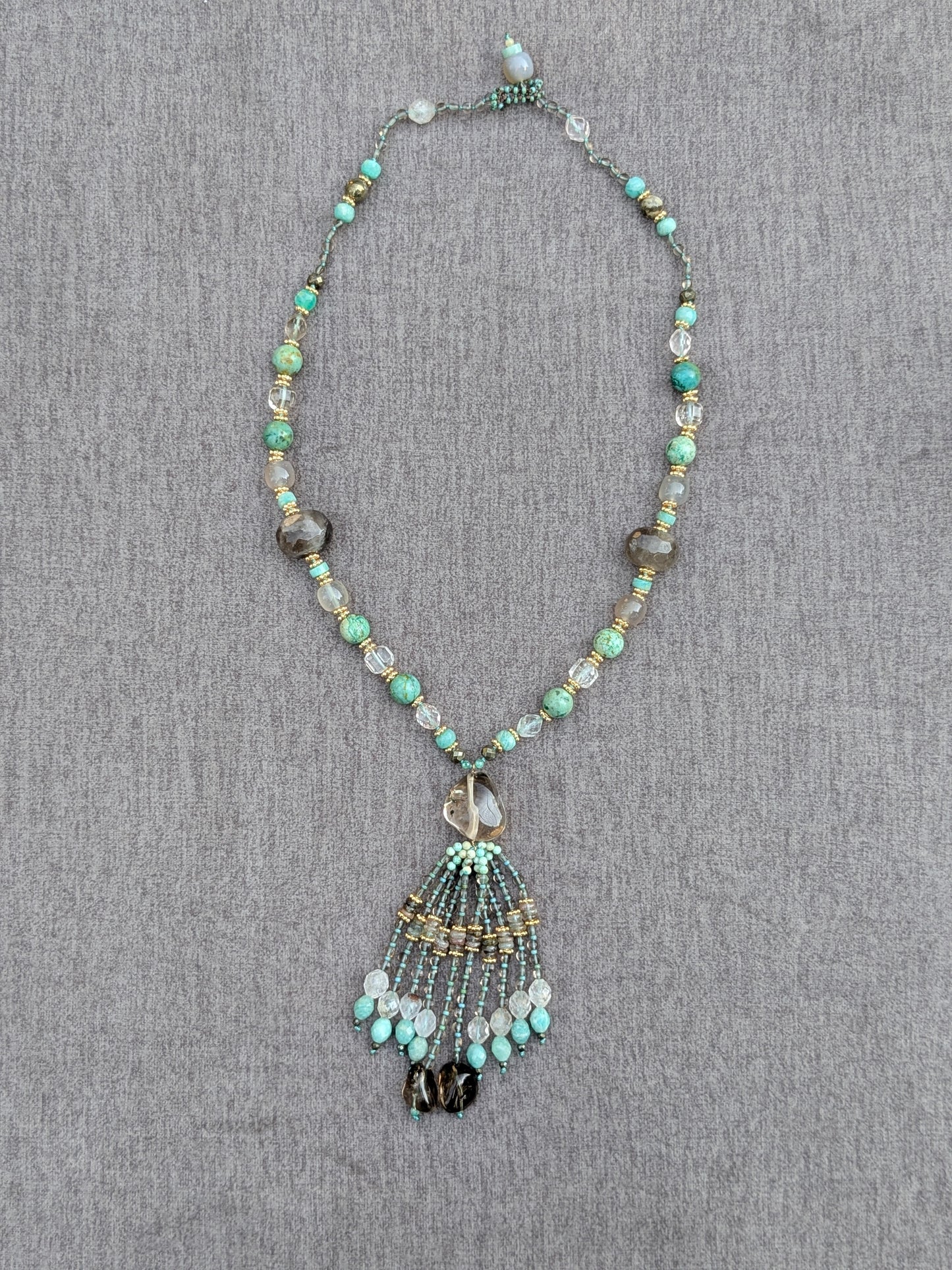 Collier Nilaya en turquoise péruvienne, amazonite et agate grise, vue d'ensemble