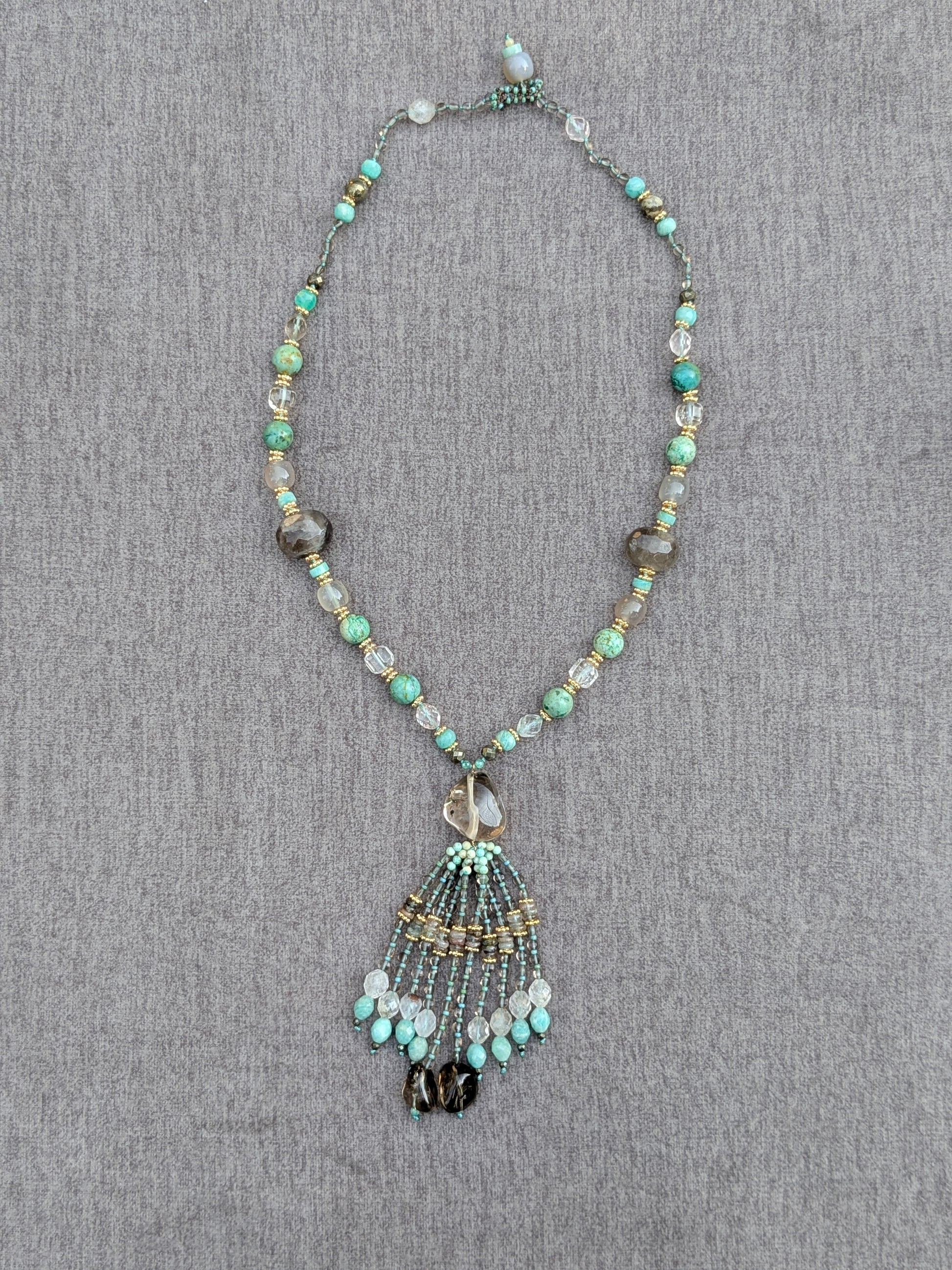 Collier Nilaya en turquoise péruvienne, amazonite et agate grise, vue d'ensemble