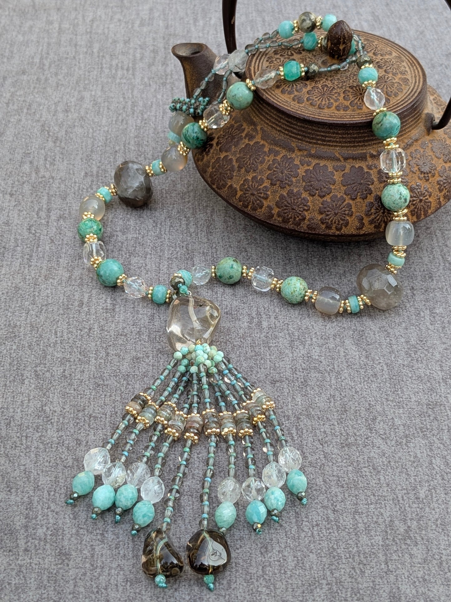 Collier Nilaya noué, vue d'ensemble sur une théière en fonte