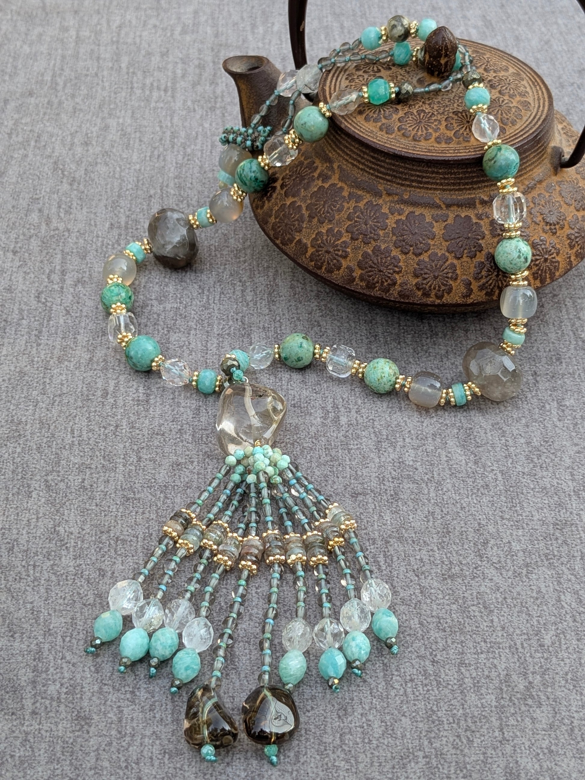 Collier Nilaya noué, vue d'ensemble sur une théière en fonte
