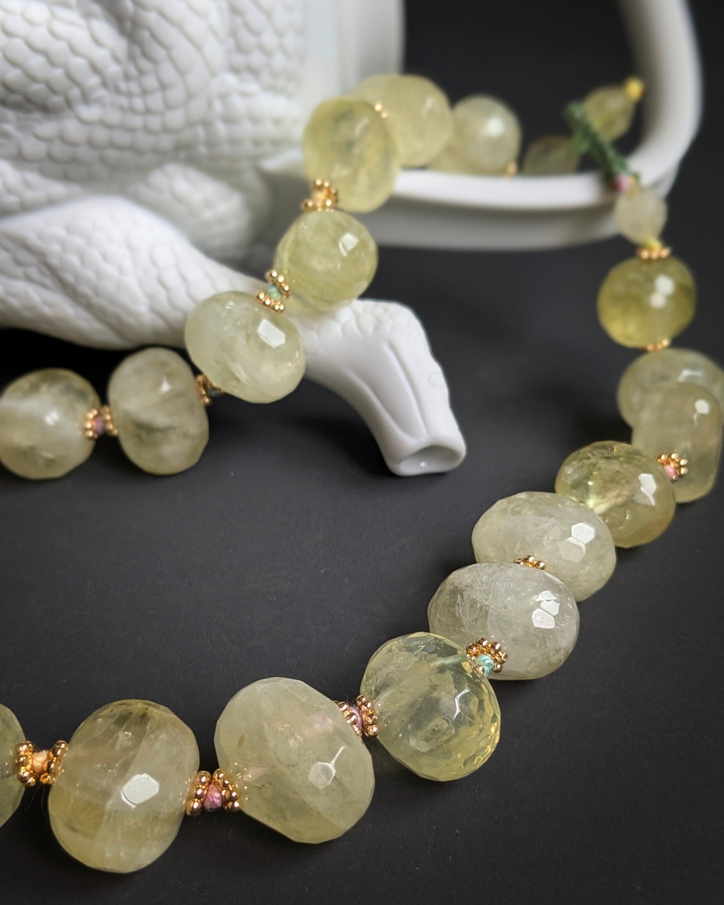 Collier de quartz lemon drapé sur un serpent en porcelaine blanche
