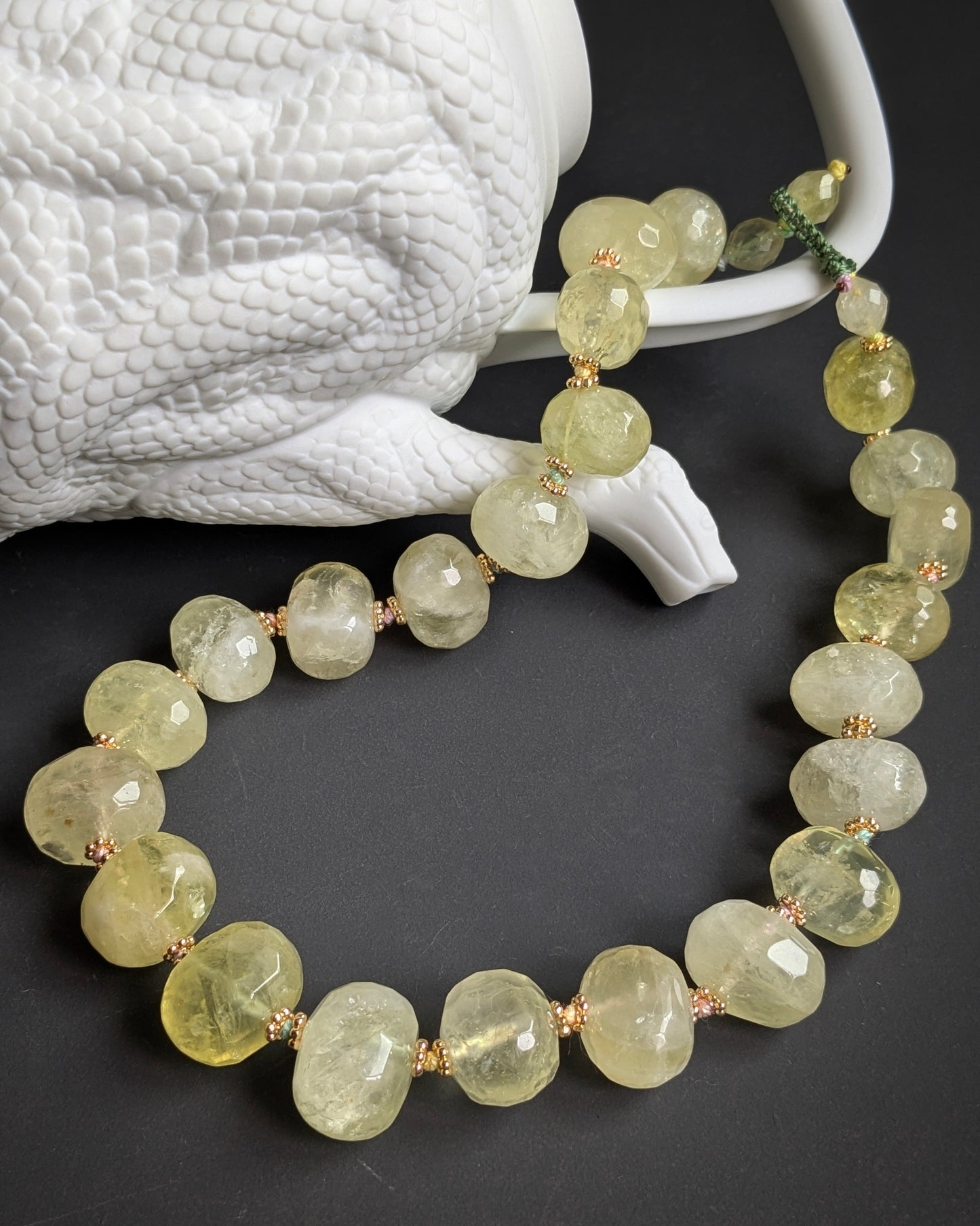 Collier ras de cou Pukhraj en nuggets facettés de quartz lemon, vue d'ensemble, collection Shivapuri Mudra