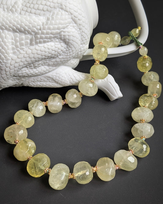 Collier ras de cou Pukhraj en nuggets facettés de quartz lemon, vue d'ensemble, collection Shivapuri Mudra