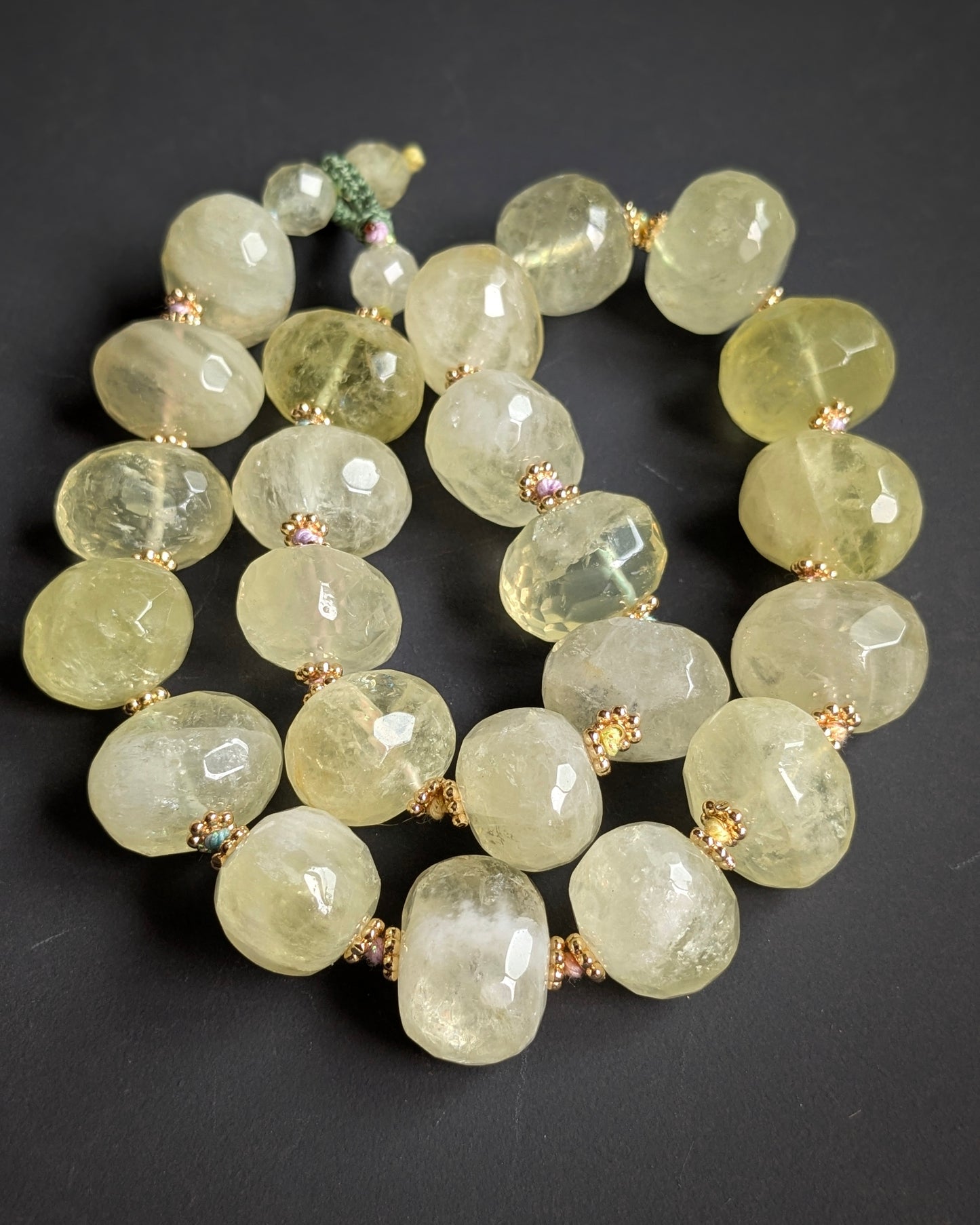 Collier ras de cou en quartz lemon lové à plat, noué à la main entre chaque perle