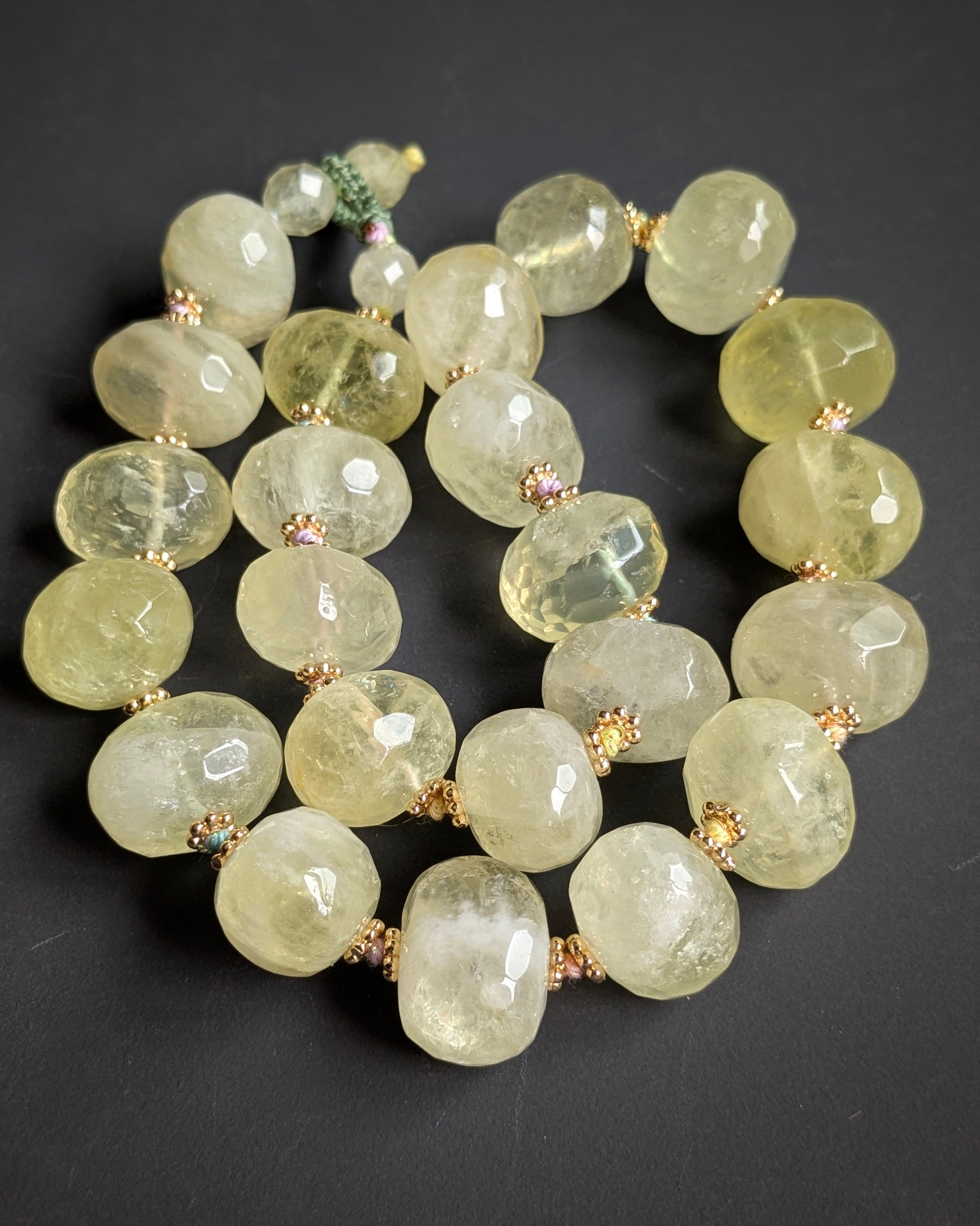 Collier ras de cou en quartz lemon lové à plat, noué à la main entre chaque perle