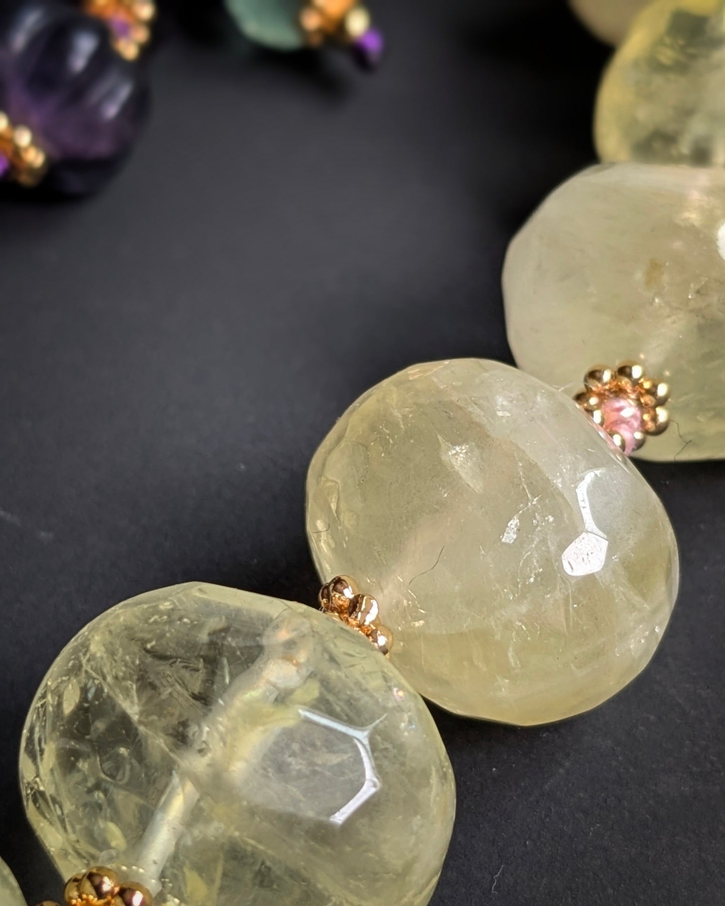 Macro sur les nuggets de quartz lemon et les intercalaires fleurs en laiton plaqué or 18 carats