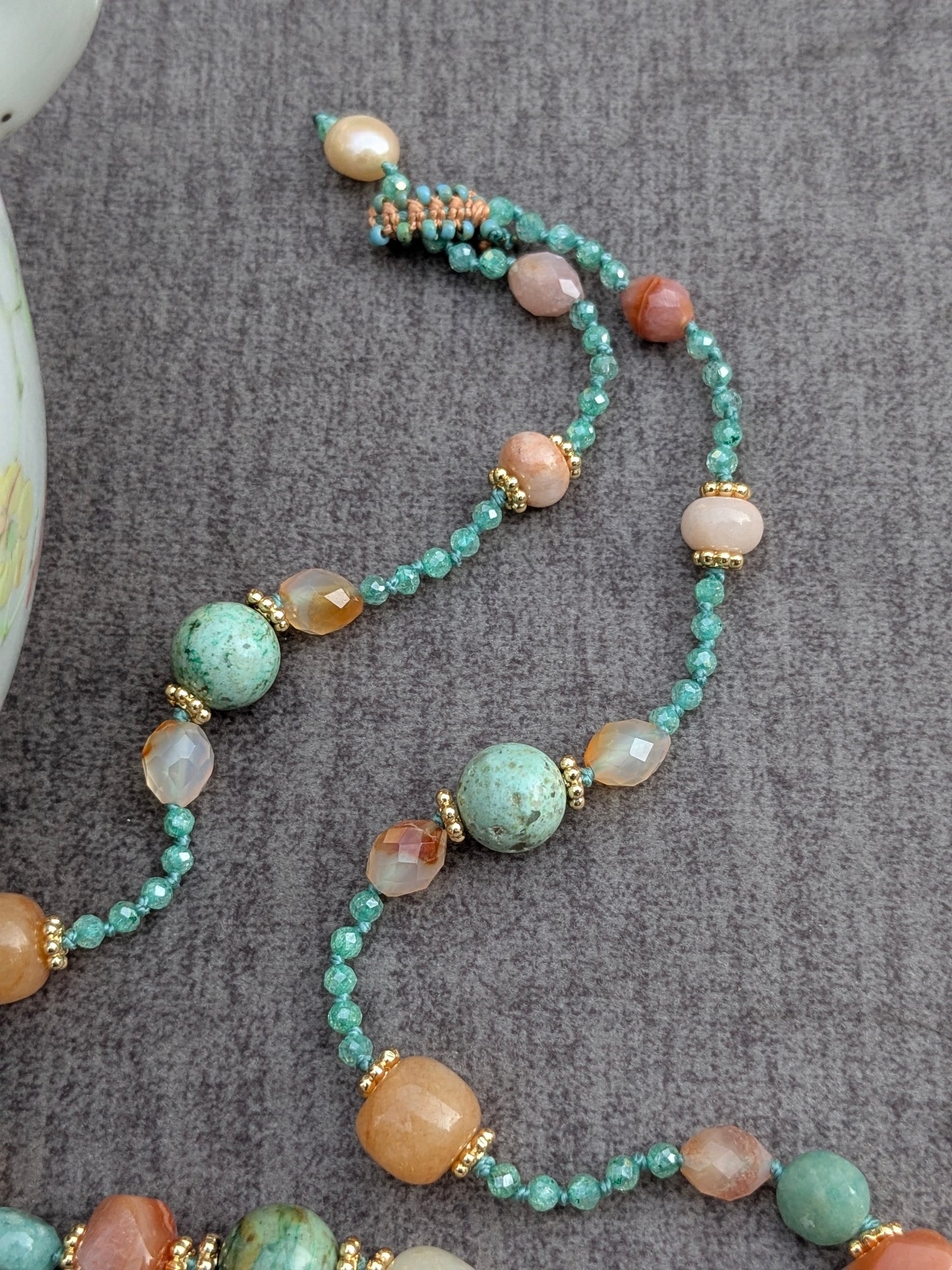 Détail du perlage et du début du tassel du sautoir Ratna