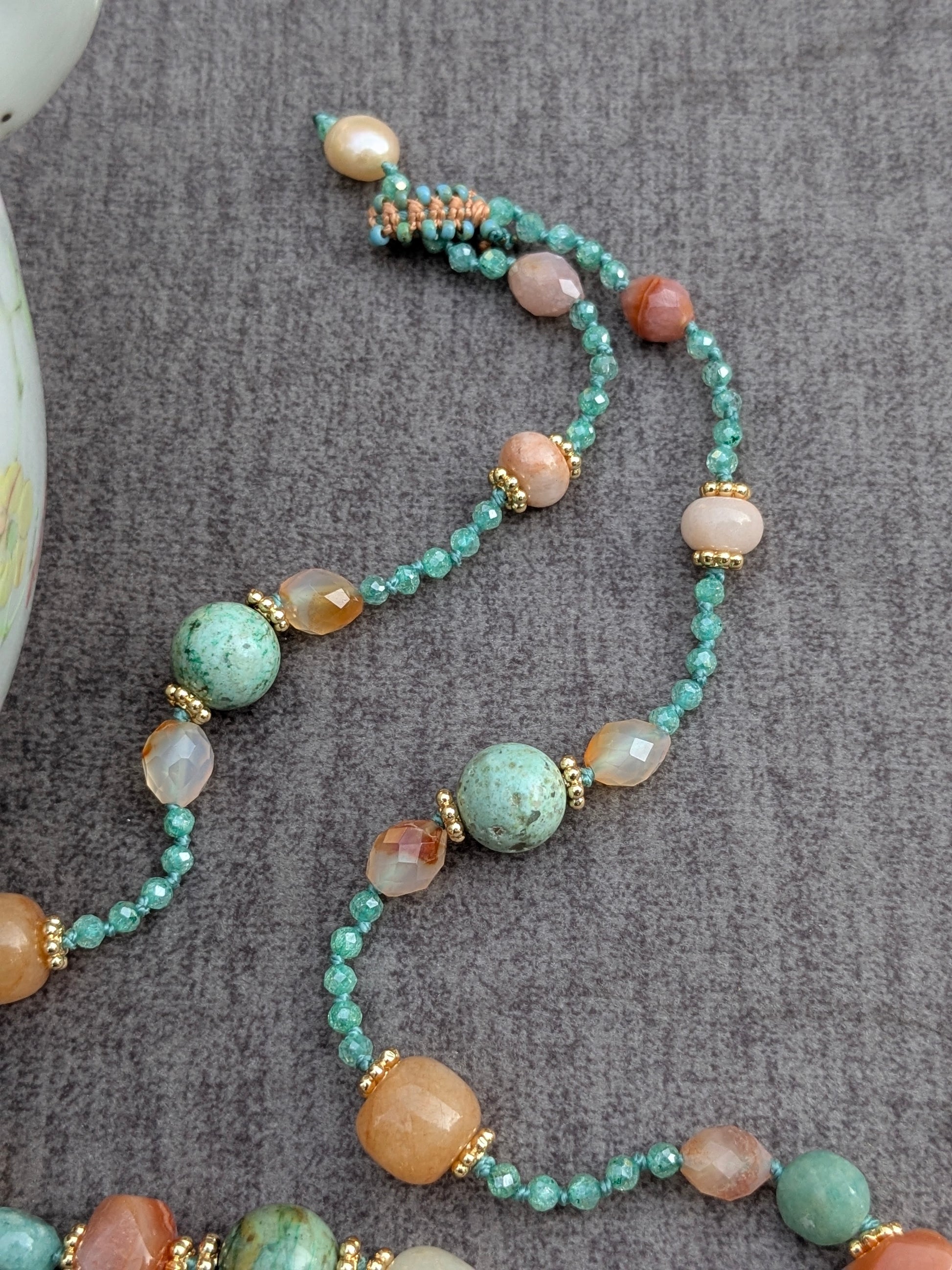 Détail du perlage et du début du tassel du sautoir Ratna