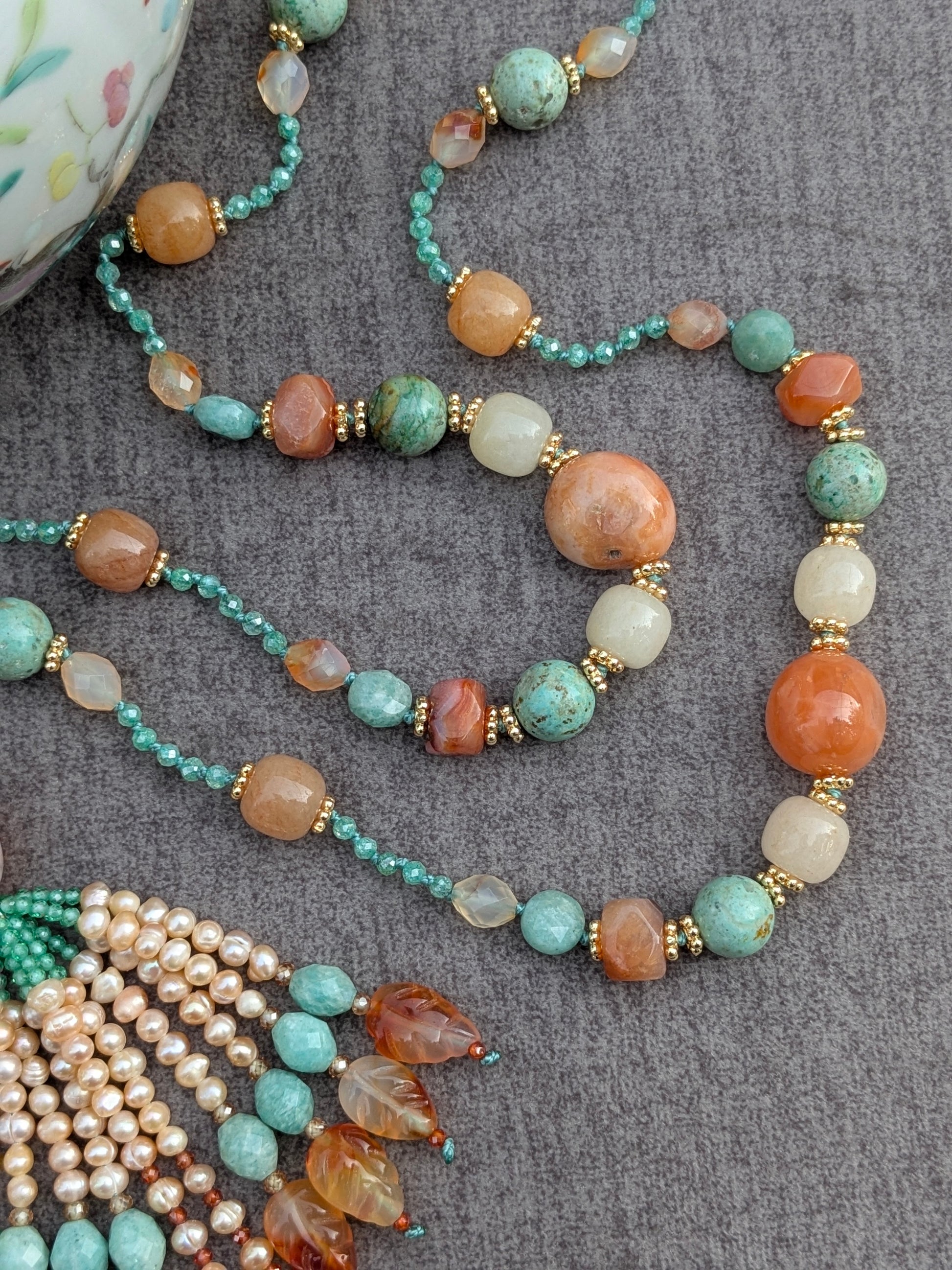 Détail des perles principales et du tassel de perles d'eau douce du sautoir Ratna