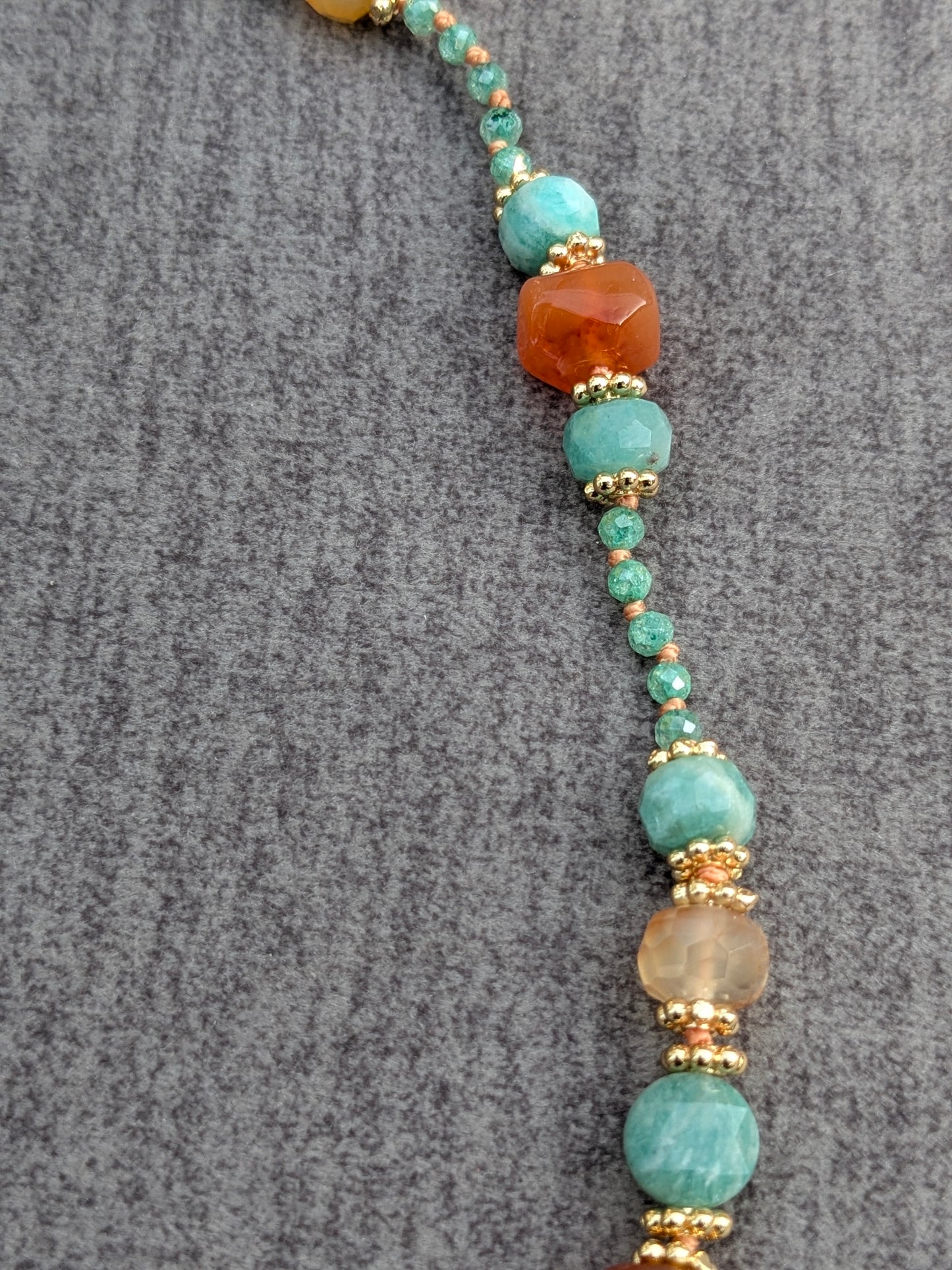 Détail du perlage amazonite et turquoise péruvienne du sautoir Ratna