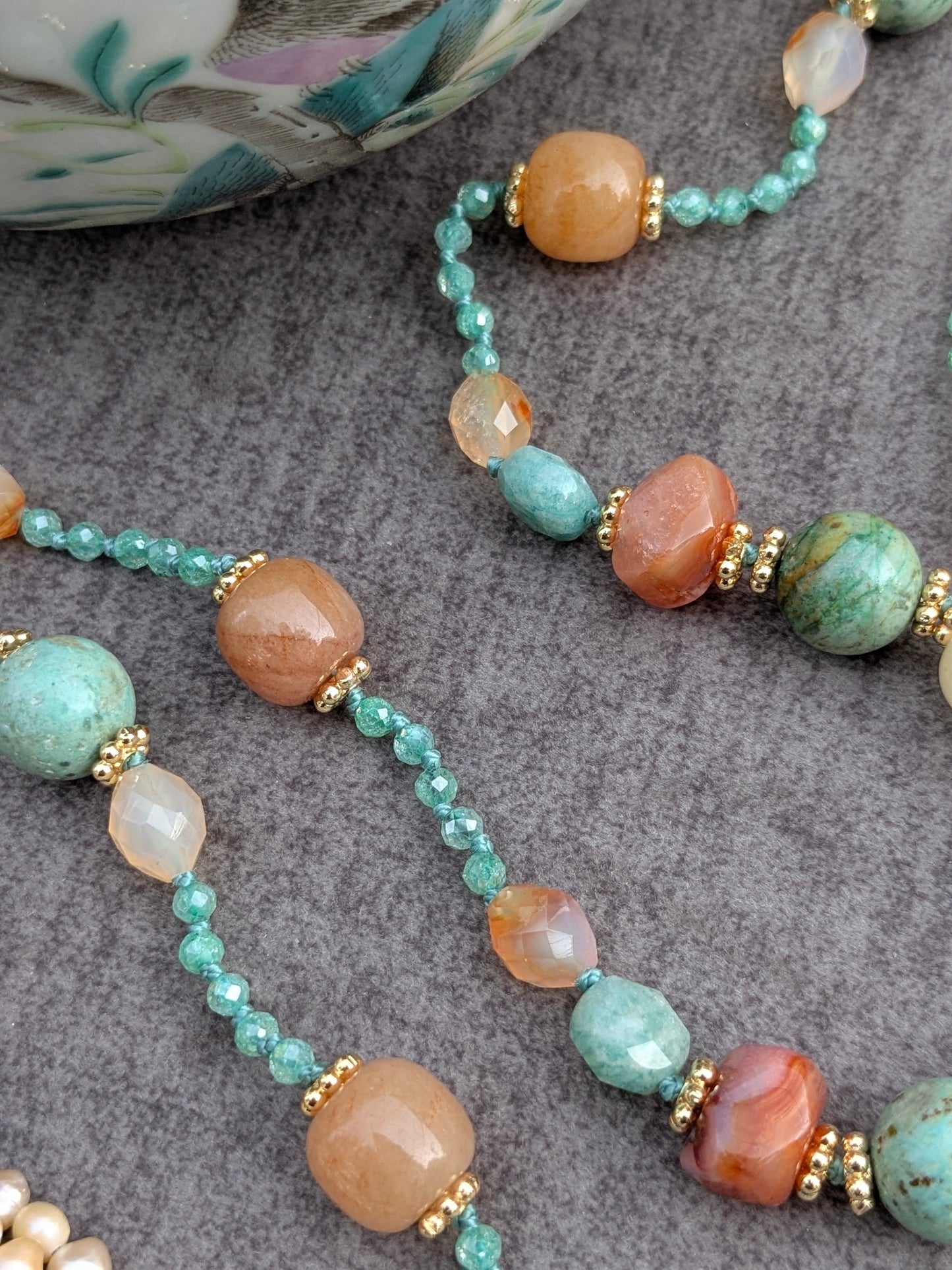 Détail du perlage zircons turquoise, agate et jade de soie du sautoir Ratna