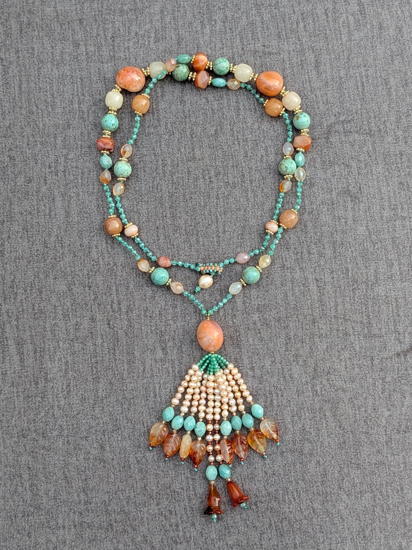 Sautoir Ratna, vue d'ensemble avec pendentif et tassel de perles