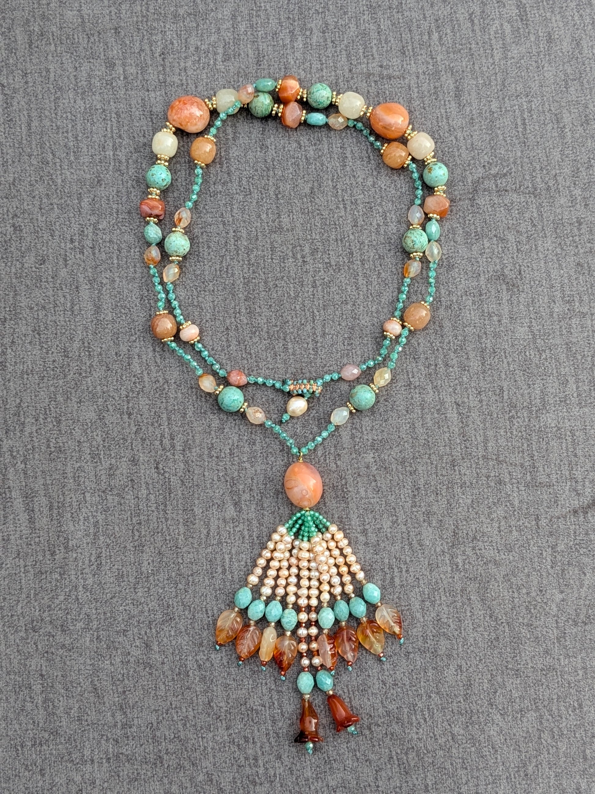 Sautoir Ratna, vue d'ensemble avec pendentif et tassel de perles