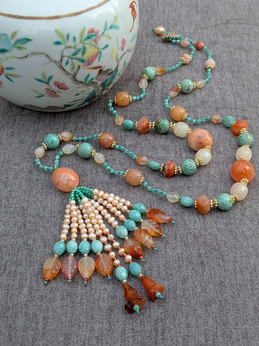 Sautoir Ratna noué, vue d'ensemble avec tassel sur une théière en porcelaine