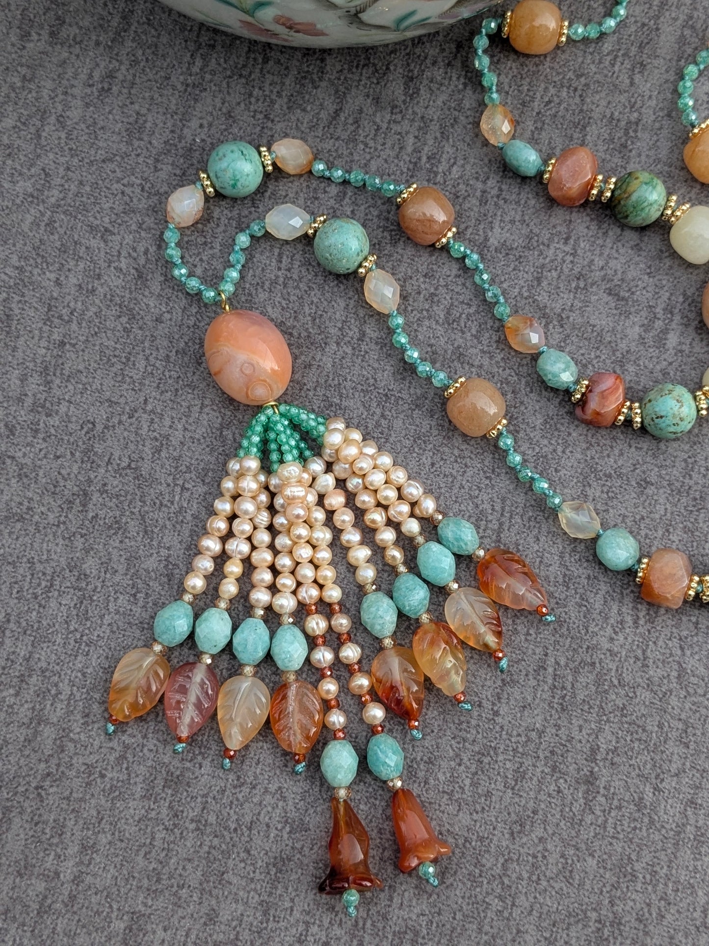 Détail du tassel précieux en perles d'eau douce du sautoir Ratna