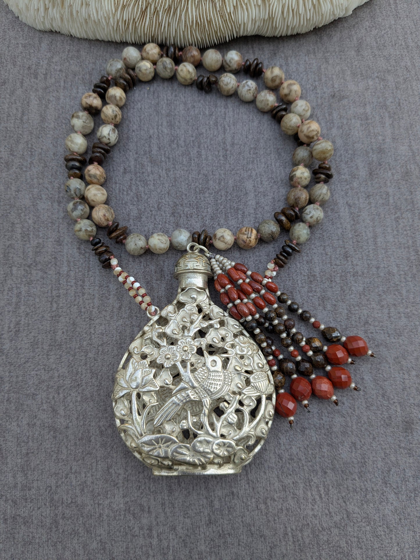 Vue d'ensemble du collier Ruyi, perles de feldspath et tassel jaspe rouge visible
