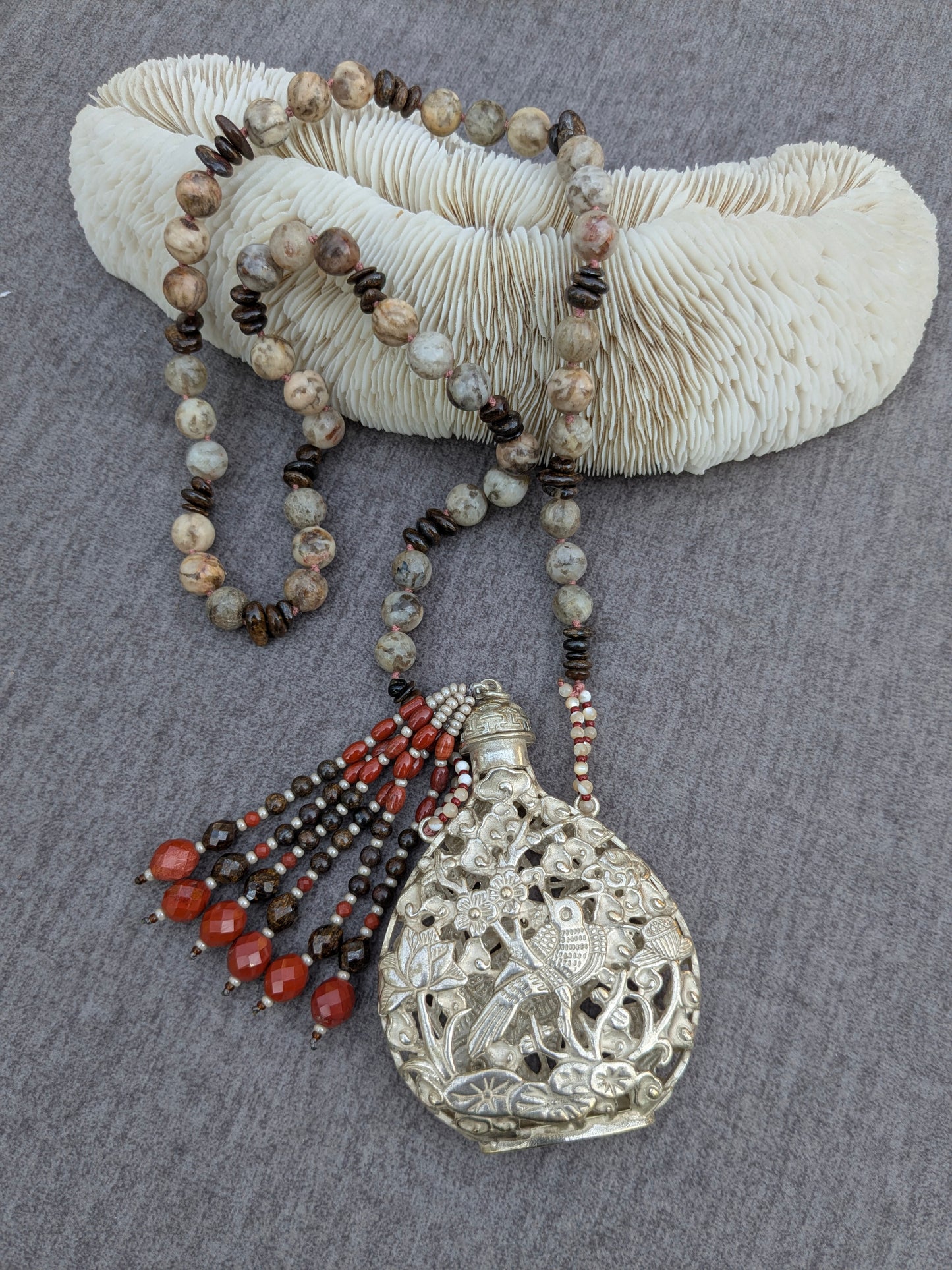 Collier Ruyi noué avec pendentif flacon en alliage à deux faces, vue d'ensemble sur corail blanc