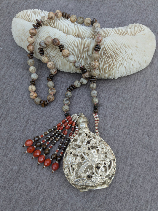Collier Ruyi noué avec pendentif flacon en alliage à deux faces, vue d'ensemble sur corail blanc