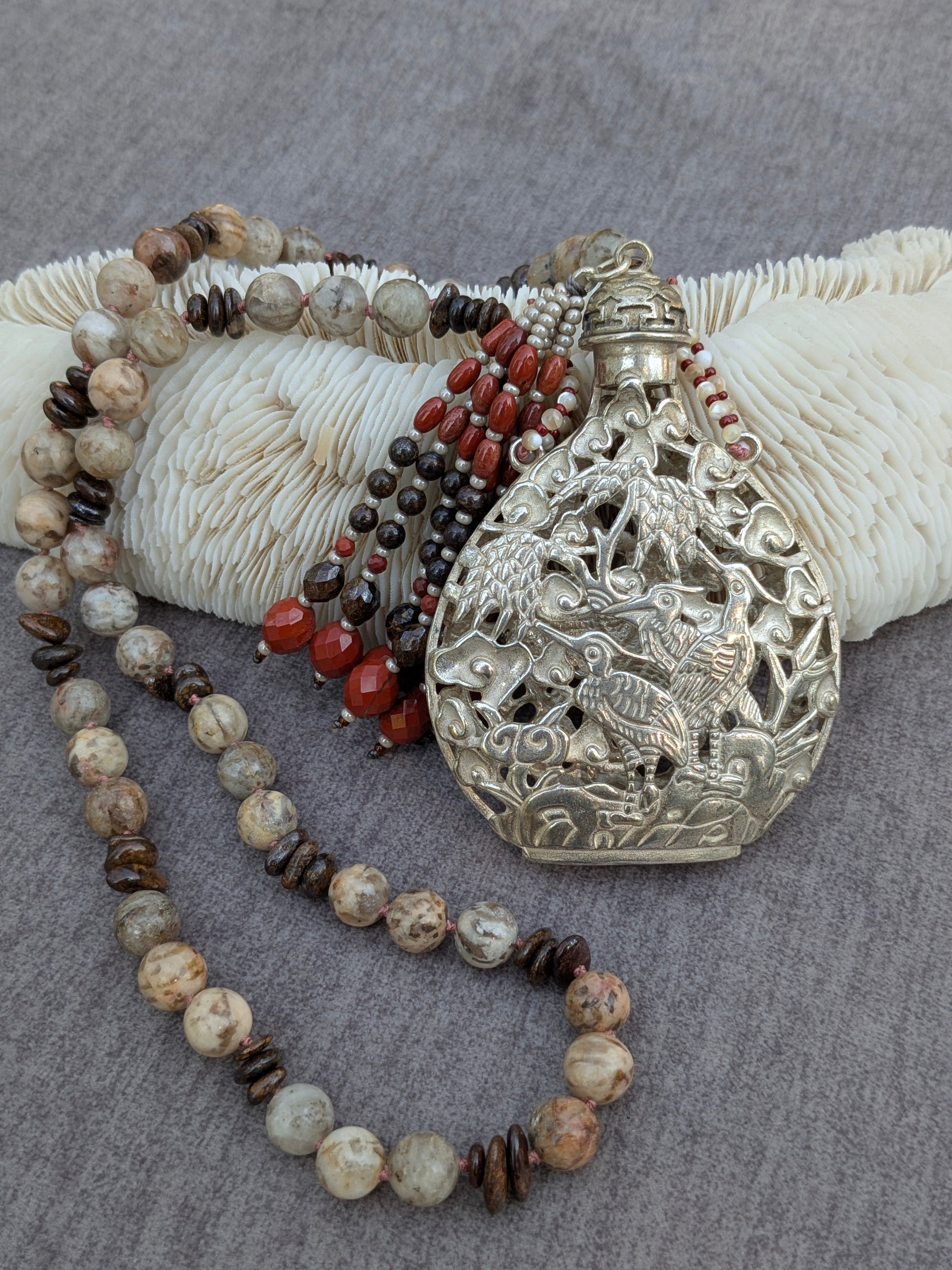 Détail du pendentif flacon Ruyi orné d'hérons et nuages auspicieux, avec tassel jaspe rouge et bronzite
