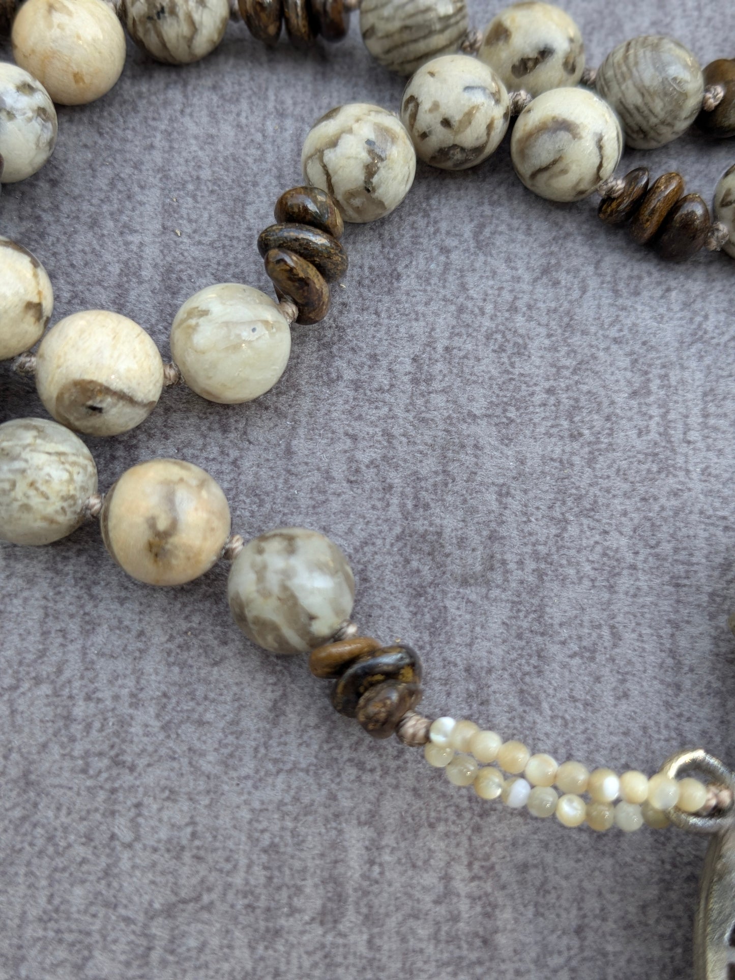 Détail du perlage feldspath vanilla brown et rondelles de bronzite du collier Shishi