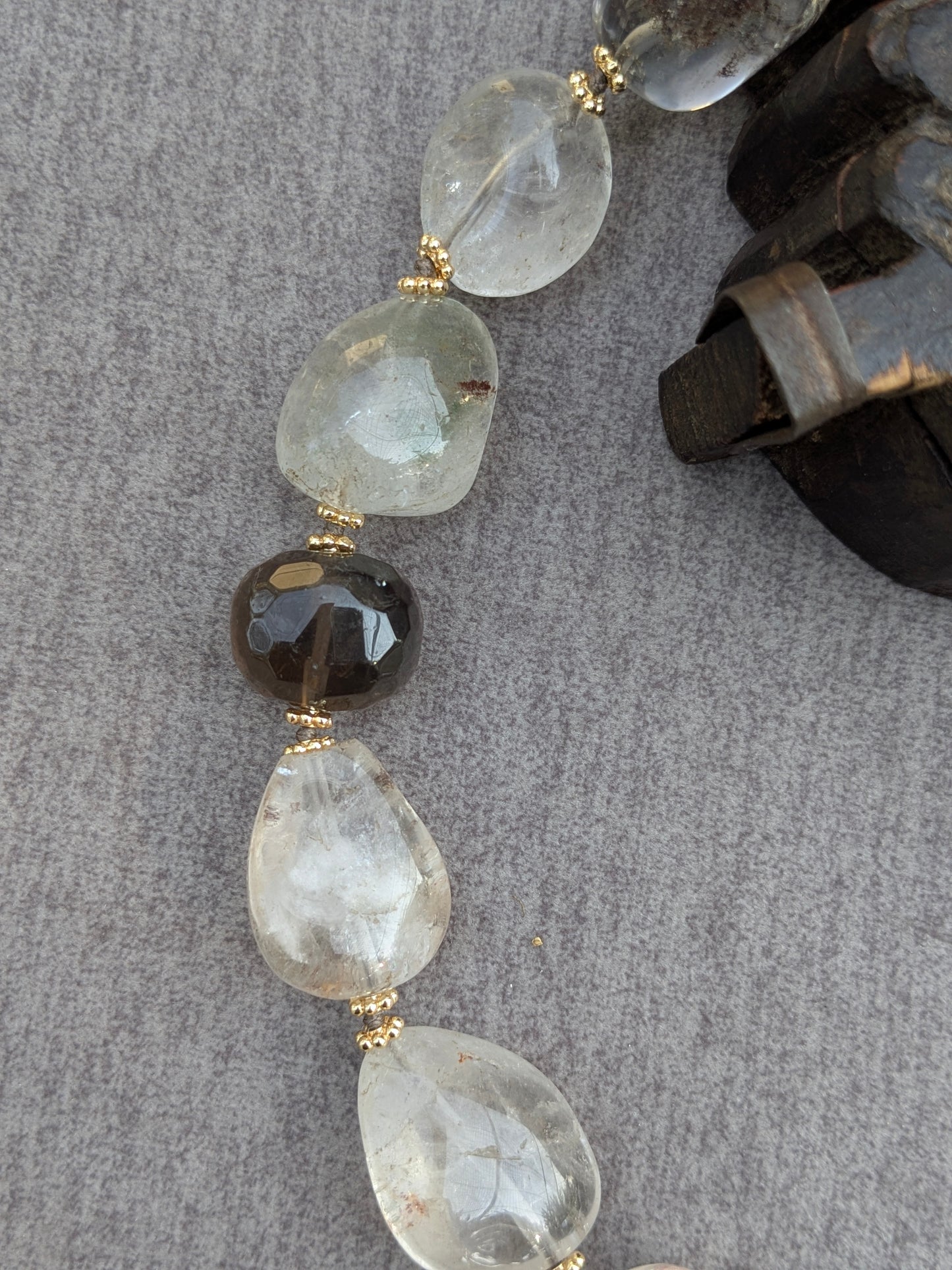 Détail des nuggets de quartz fantôme et quartz fumé du ras de cou Shyama