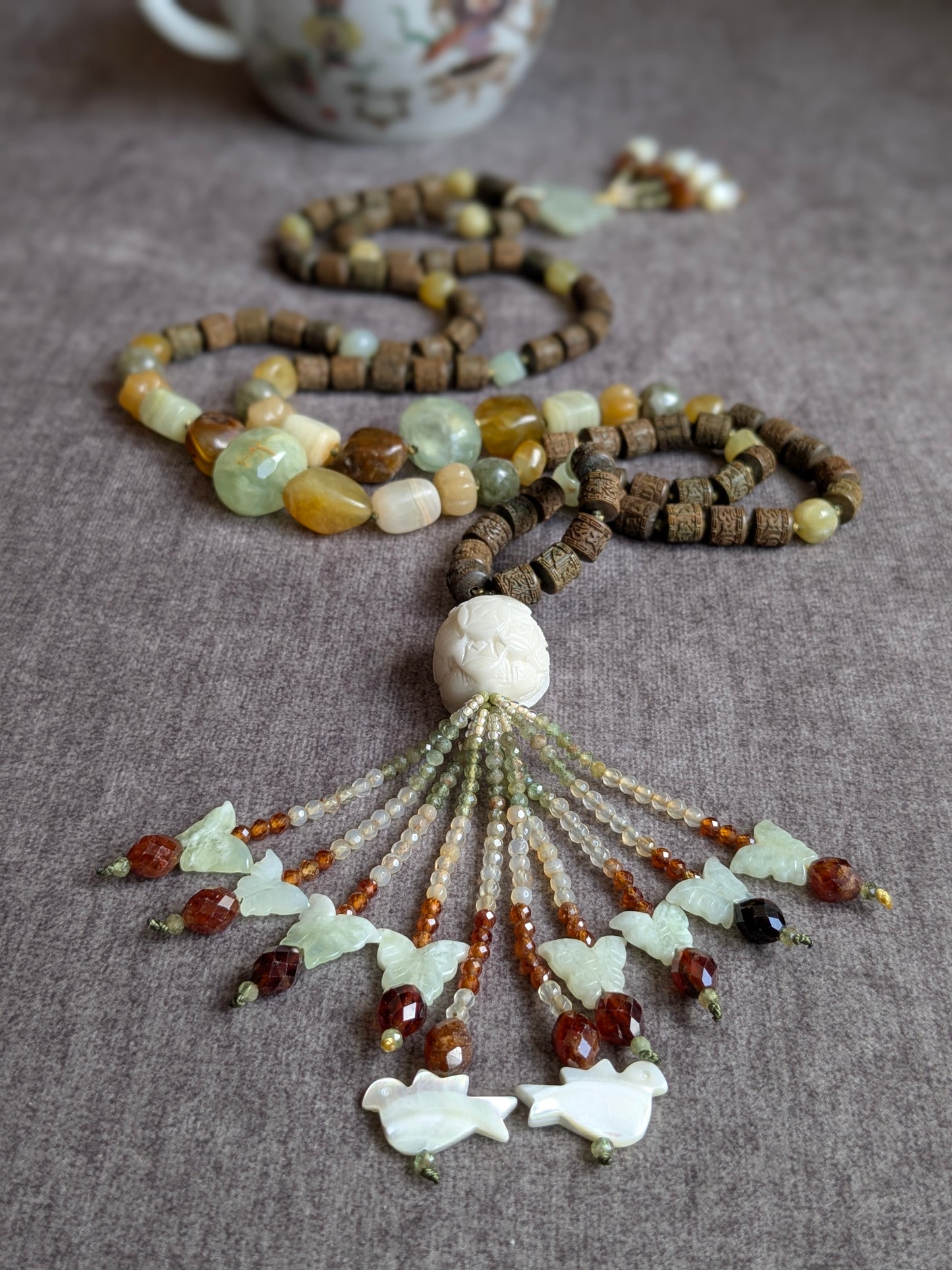 Mala Xuan Wu, perle du gourou tortue et tassel visibles, avec tasse en porcelaine