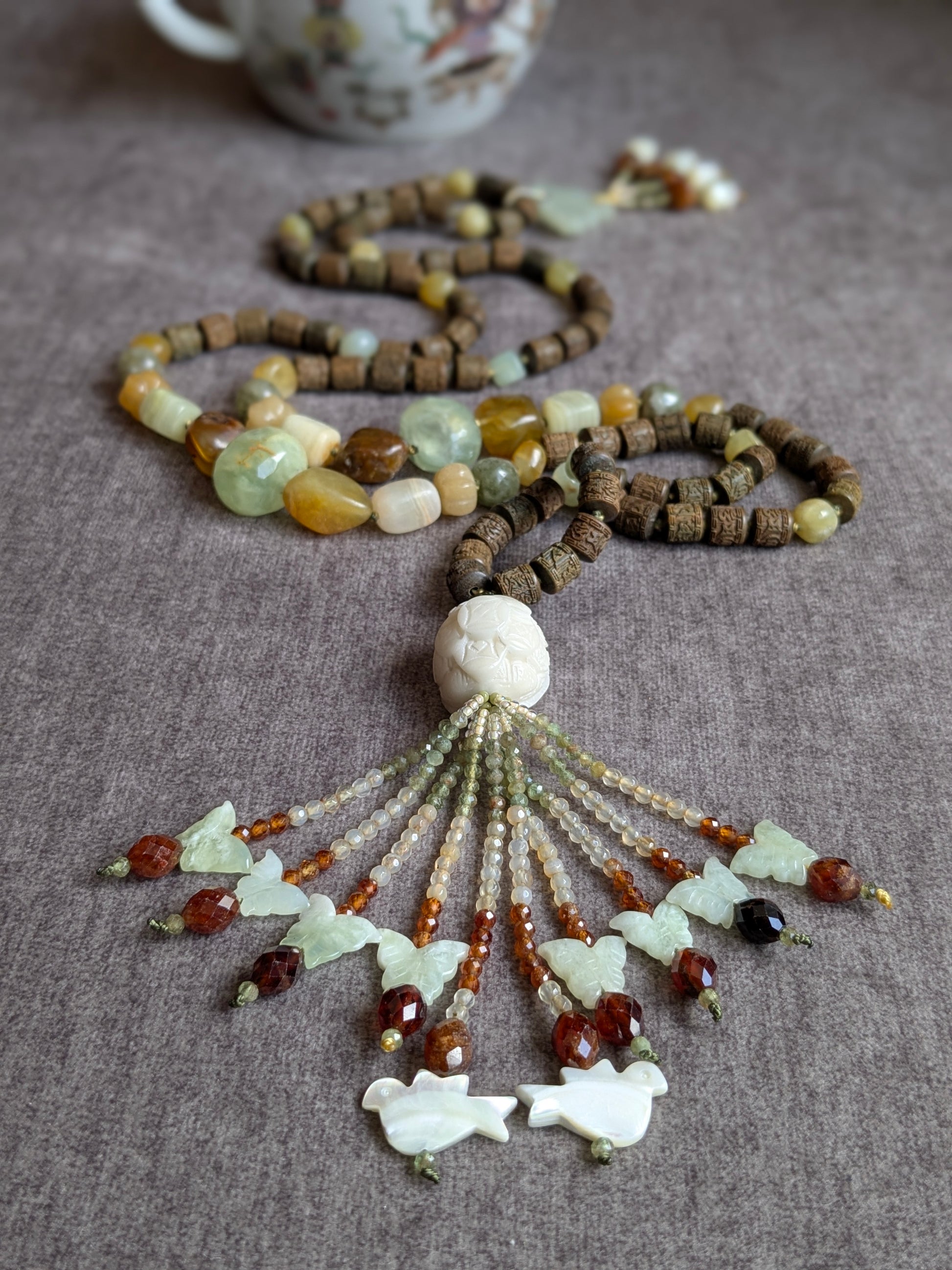 Mala Xuan Wu, perle du gourou tortue et tassel visibles, avec tasse en porcelaine