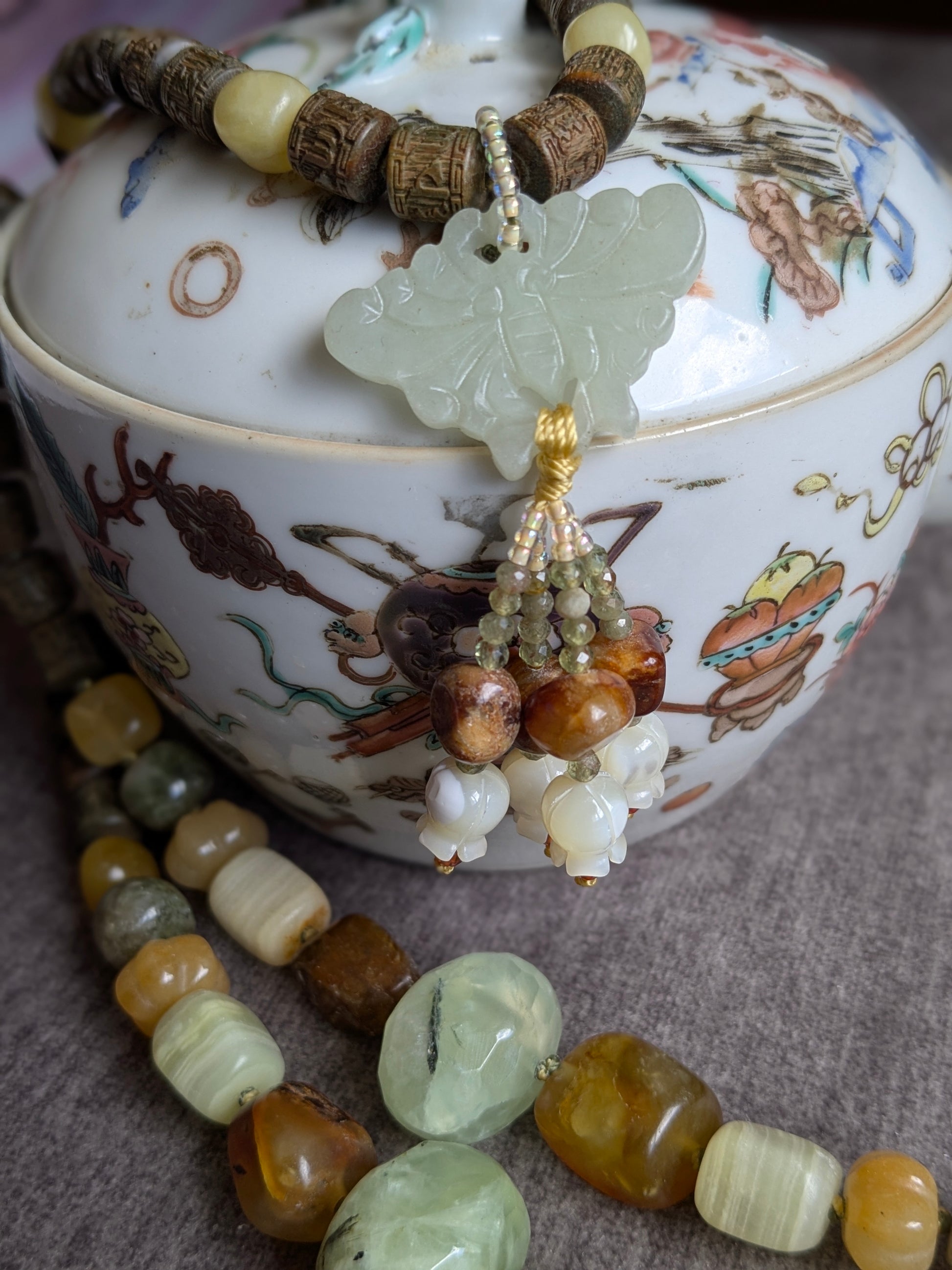 Détail du second pendentif papillon en jade du mala Xuan Wu