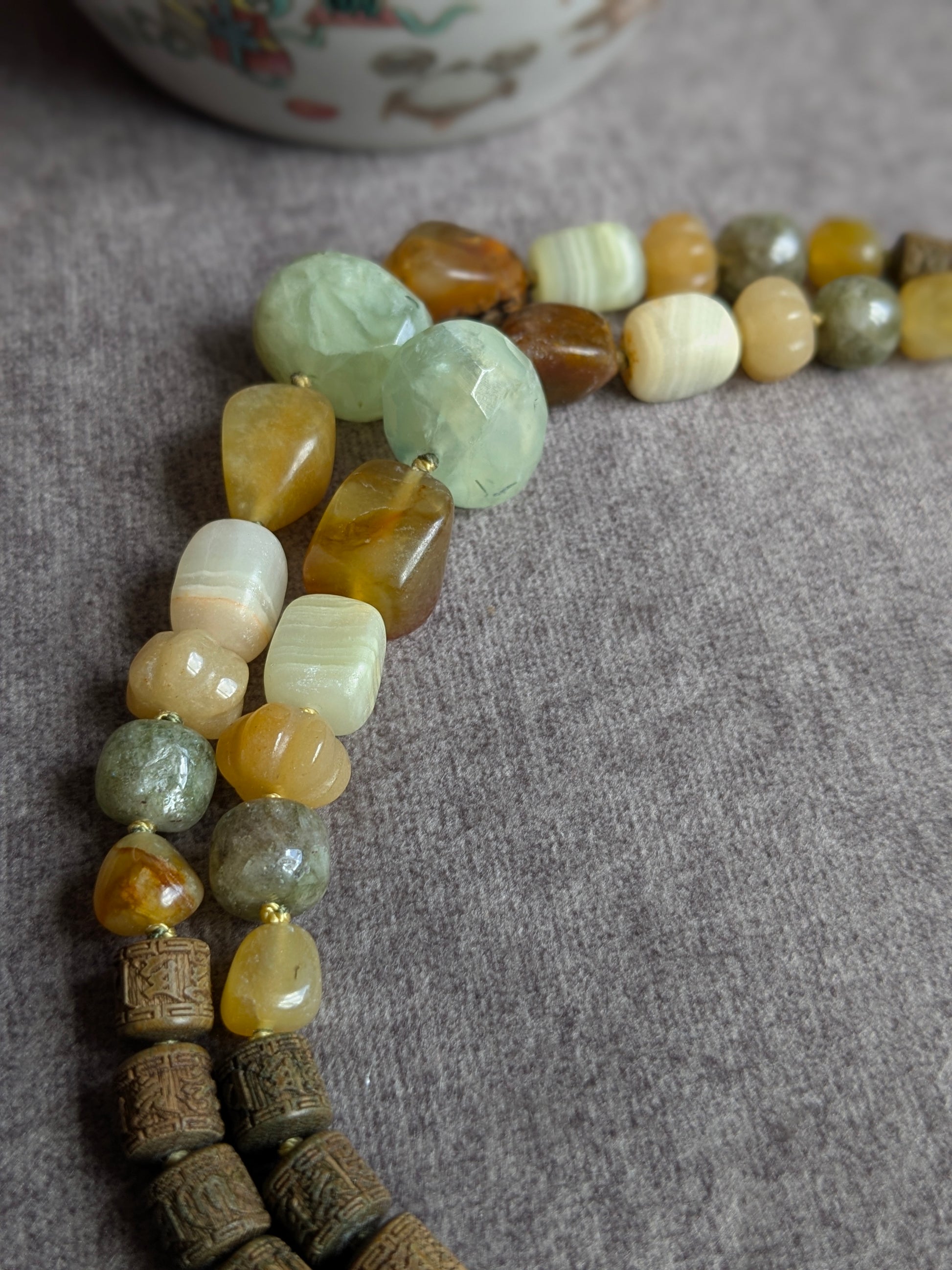 Détail des pierres jade xiuyan, topaze, agate d'Afghanistan et préhnite du mala Xuan Wu