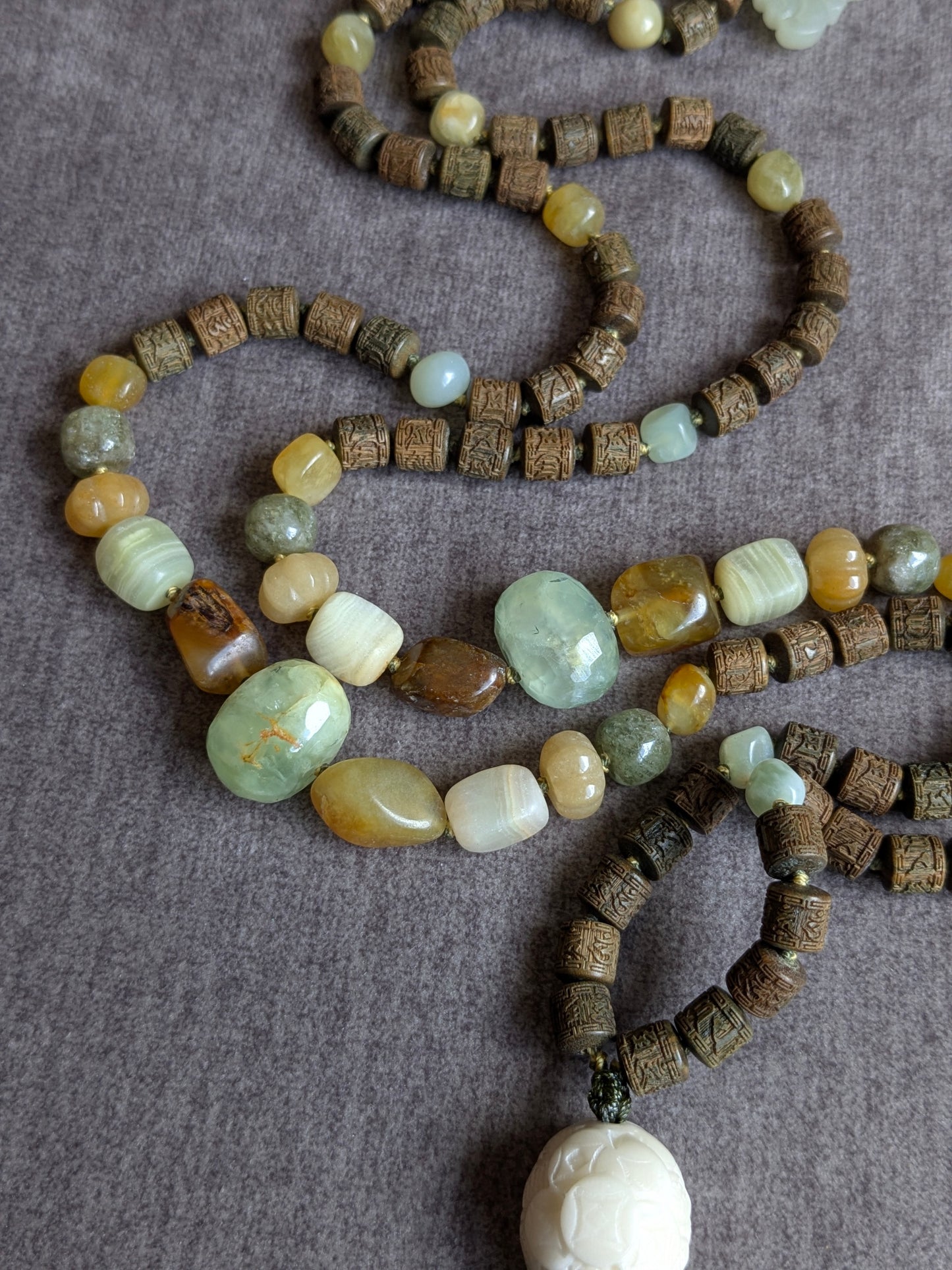 Détail du perlage santal, jade xiuyan, topaze et agate d'Afghanistan du mala Xuan Wu