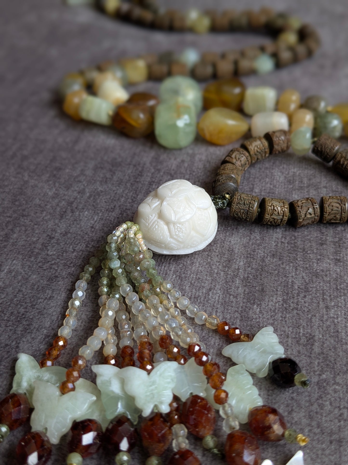 Détail de la perle du gourou tortue en tagua et du tassel Xuan Wu