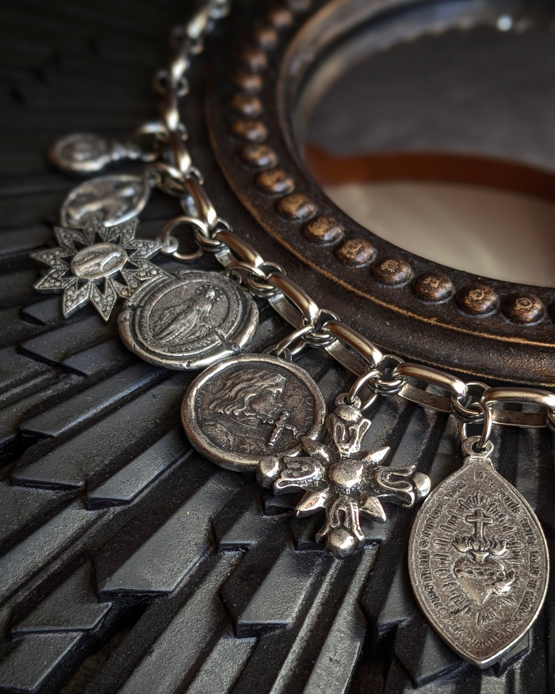 Détail de l’étain pressé et patiné sur le collier Manifesto, révélant la densité brute de la matière et la précision de l'assemblage artisanal style ex-voto.