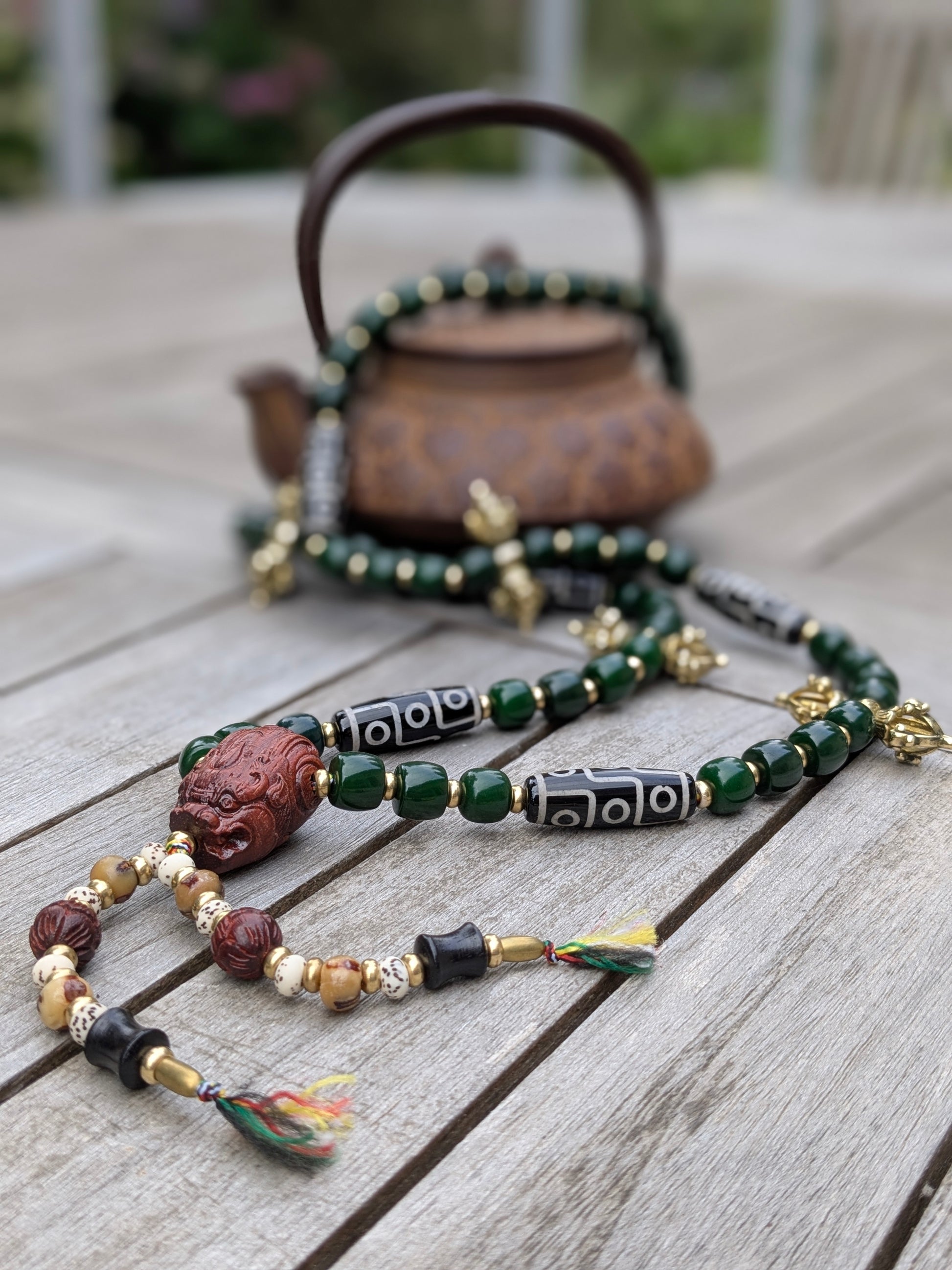 Sautoir Garima : perles bodhi vert avec dzi à 9 yeux, dorje laiton et pixiu santal rouge – Pièce unique