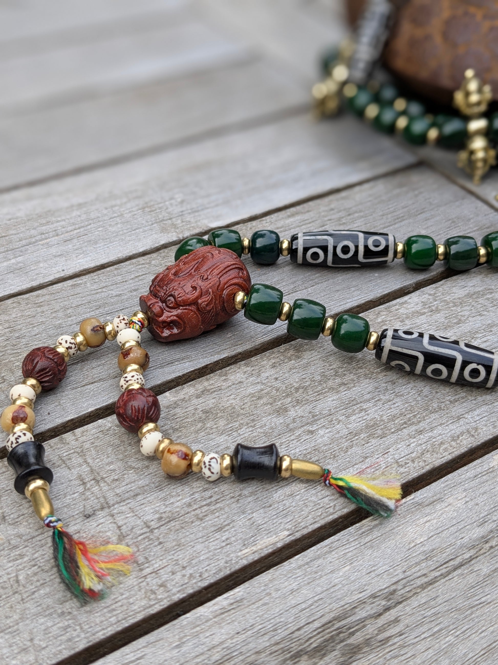 Sautoir Garima : perles bodhi vert avec dzi à 9 yeux, dorje laiton et pixiu santal rouge – Pièce unique