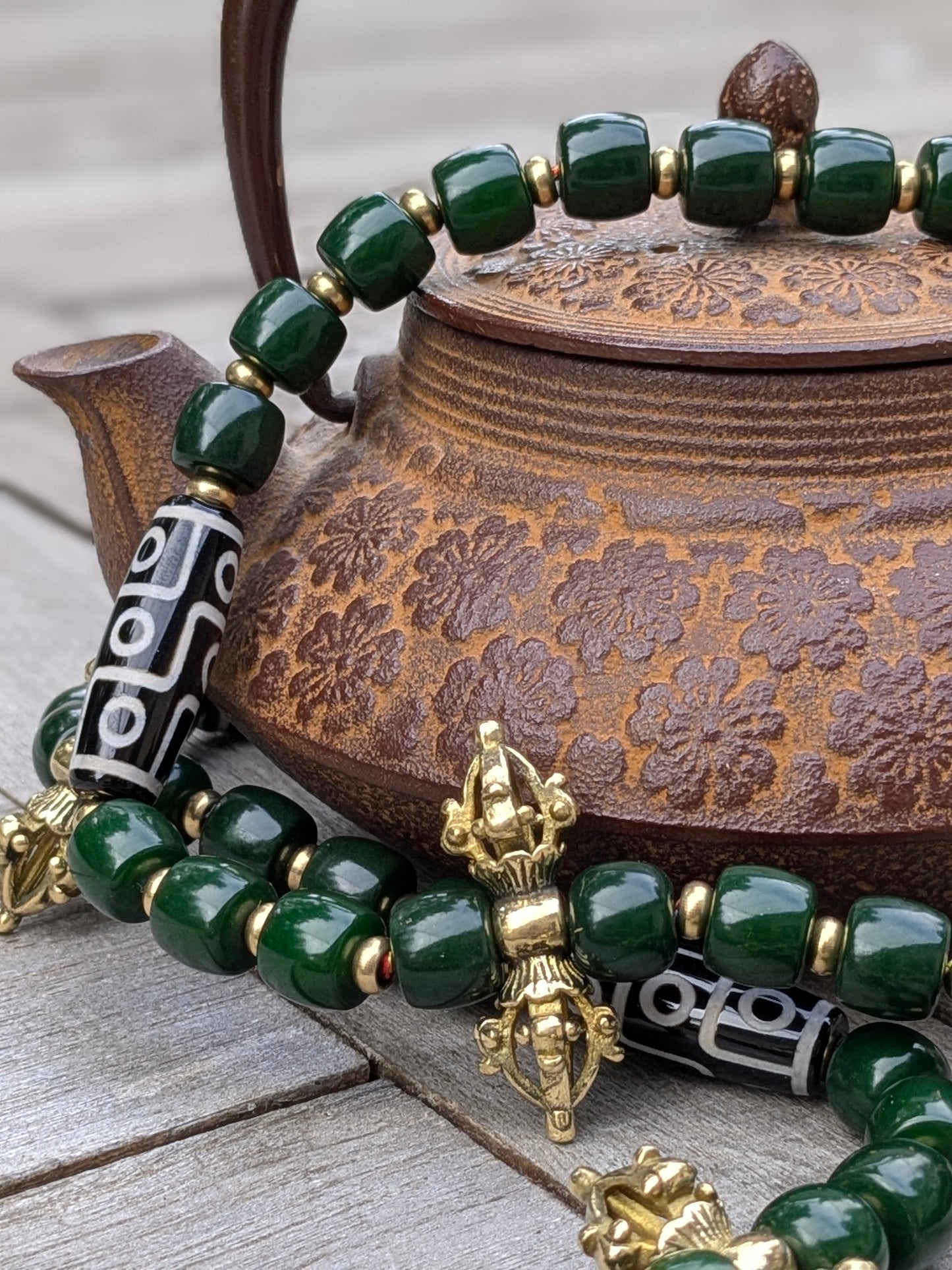 Sautoir Garima : perles bodhi vert avec dzi à 9 yeux, dorje laiton et pixiu santal rouge – Pièce unique