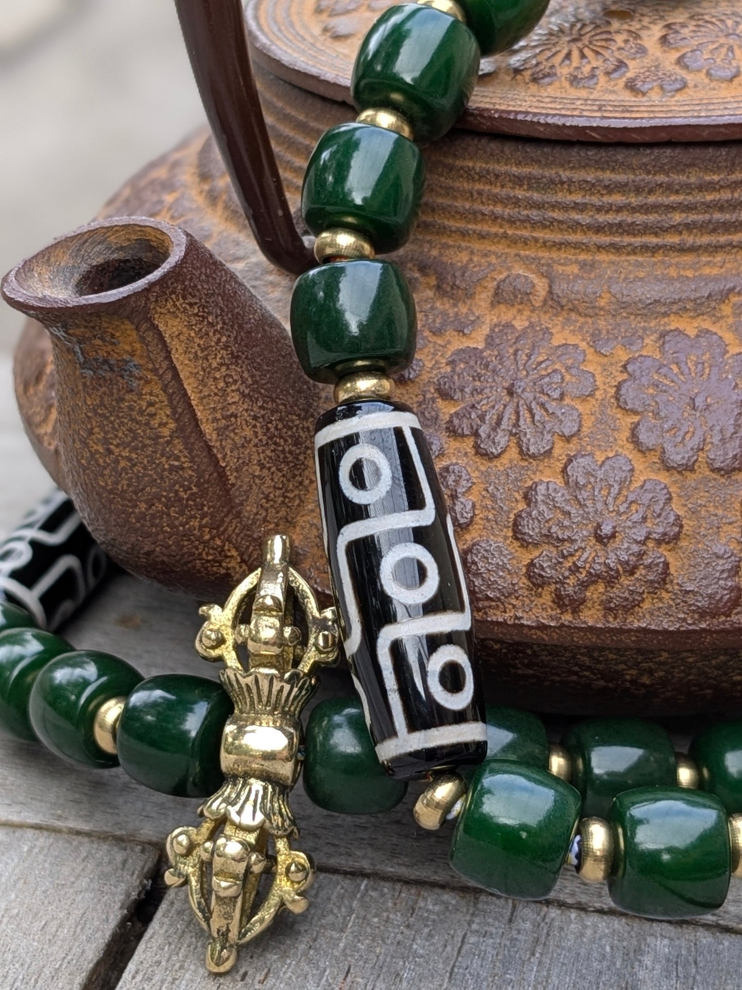 Sautoir Garima : perles bodhi vert avec dzi à 9 yeux, dorje laiton et pixiu santal rouge – Pièce unique