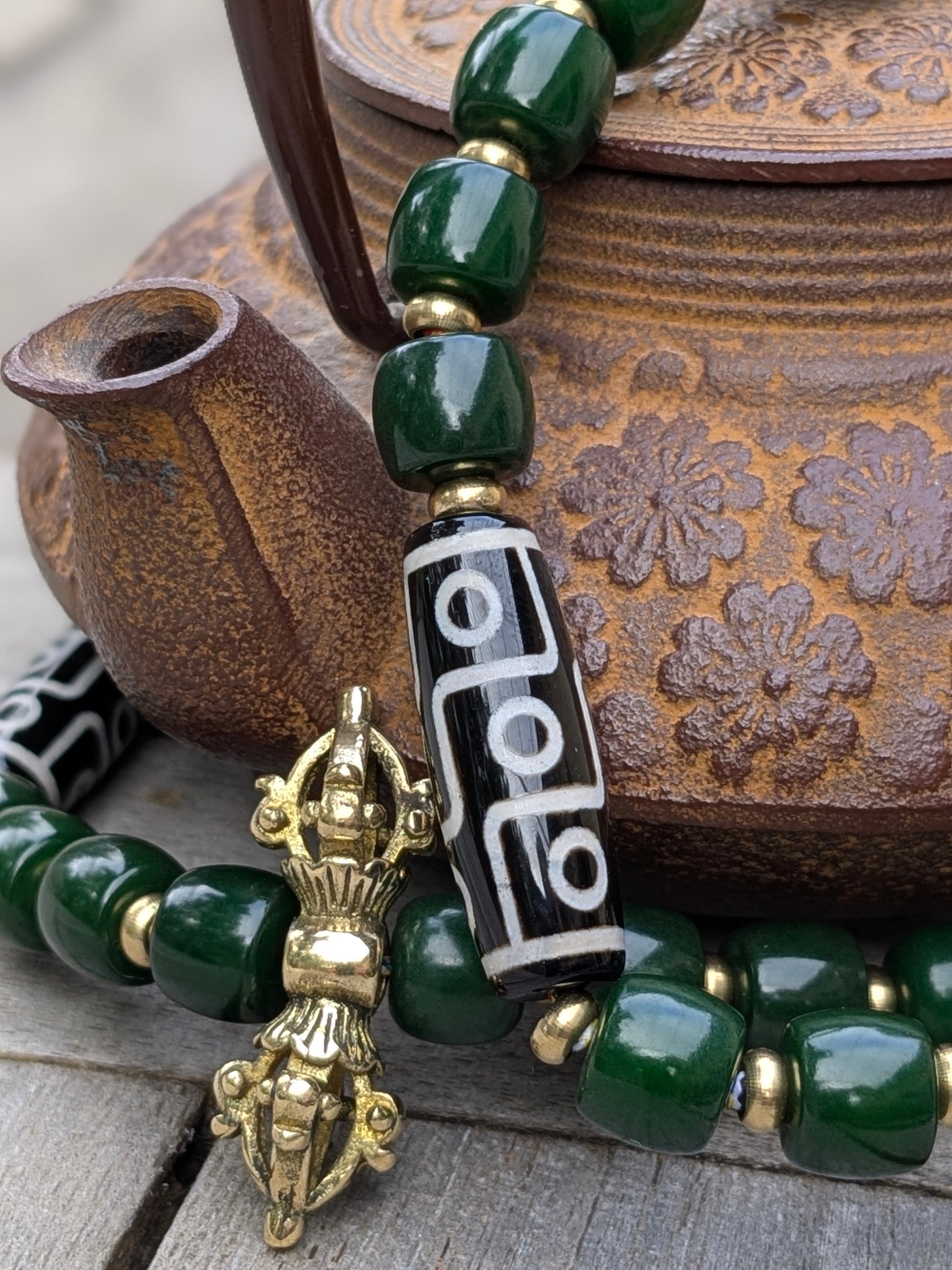 Sautoir Garima : perles bodhi vert avec dzi à 9 yeux, dorje laiton et pixiu santal rouge – Pièce unique