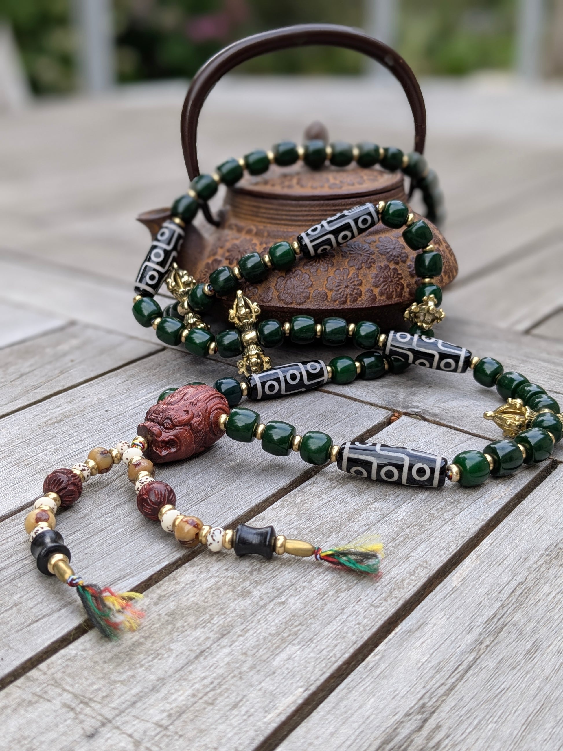 Collier talisman Garima, symboles tibétains (dzi, dorje) et pixiu chinois – Protection et prospérité