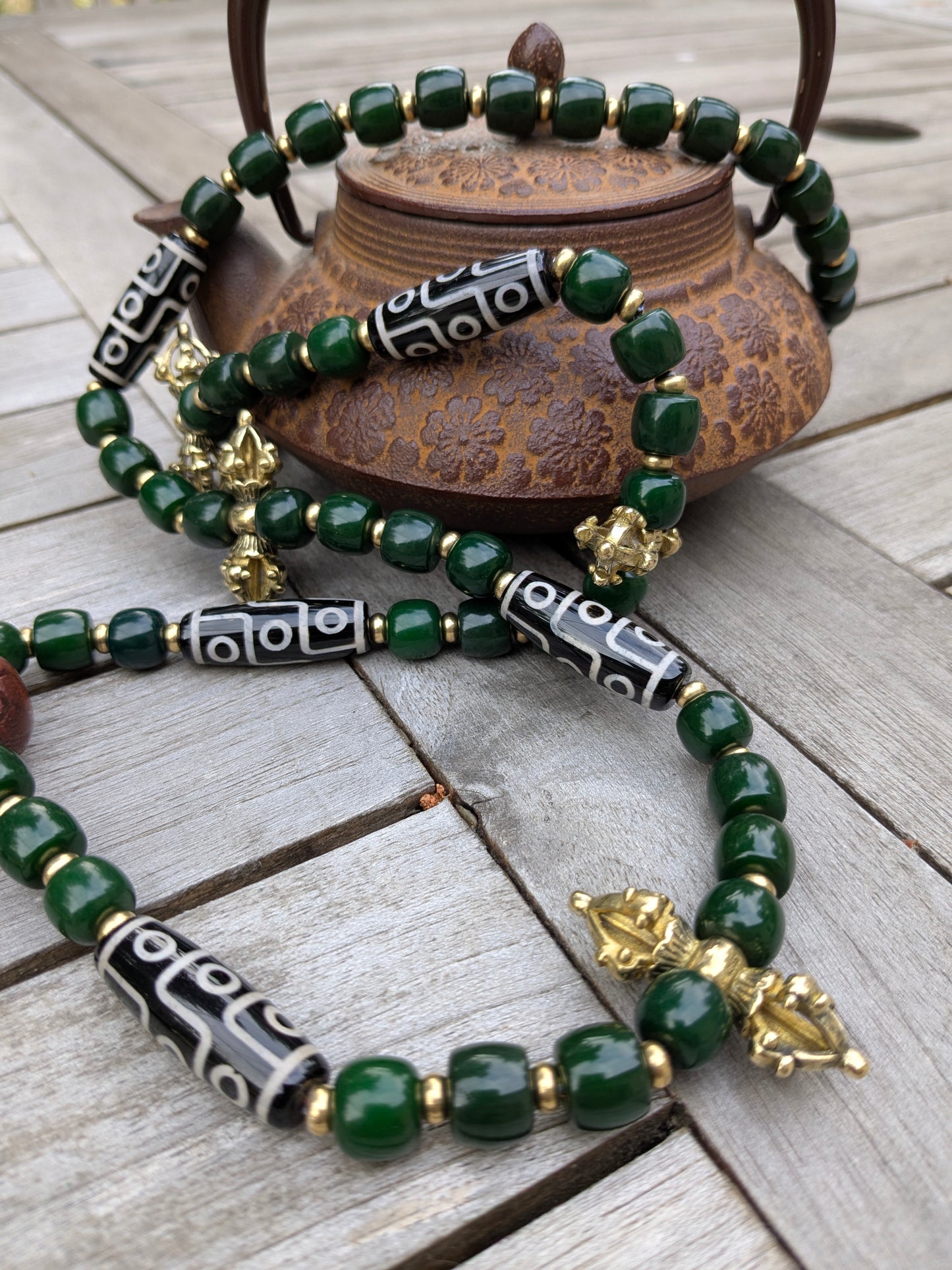 Collier talisman Garima, symboles tibétains (dzi, dorje) et pixiu chinois – Protection et prospérité