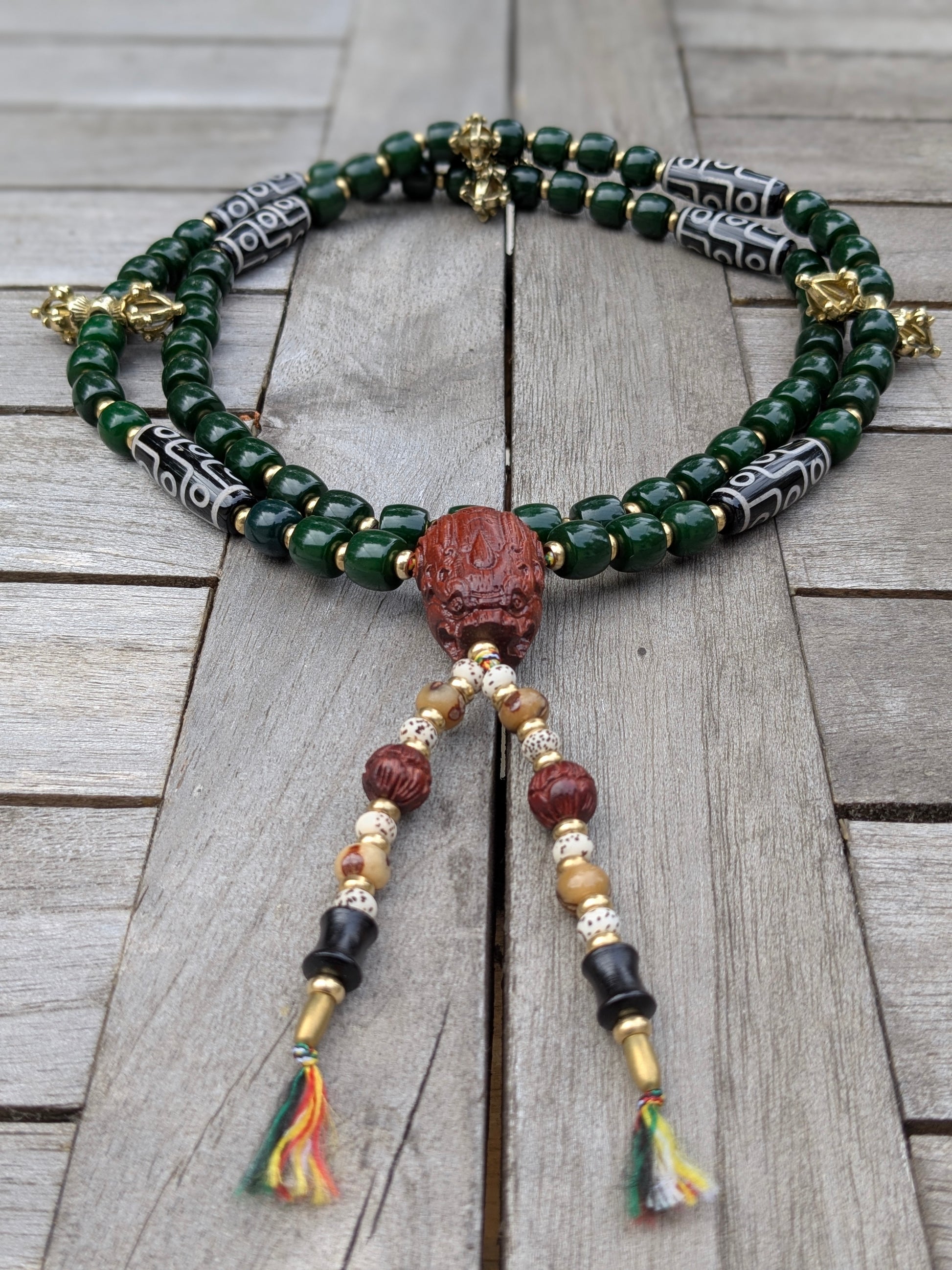 Collier talisman Garima, symboles tibétains (dzi, dorje) et pixiu chinois – Protection et prospérité