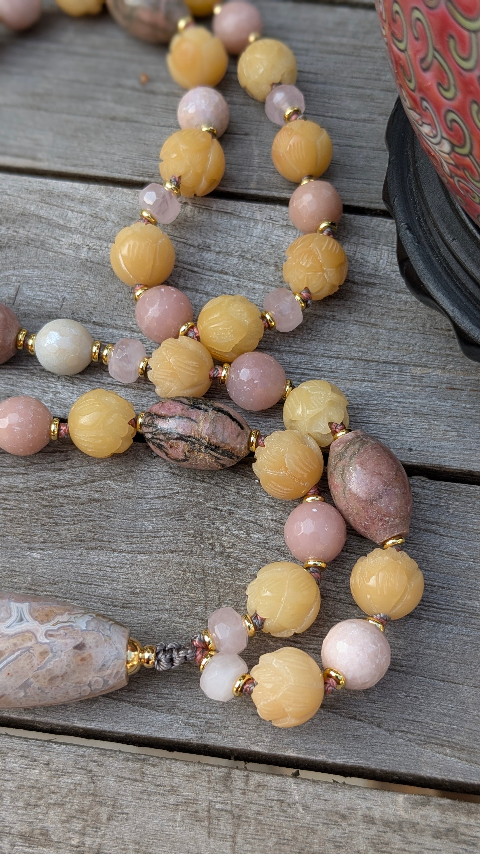 Sautoir Jivana : perles bodhi lotus, quartz rose, opales, agate mexicaine – Tassel en pierres fines
