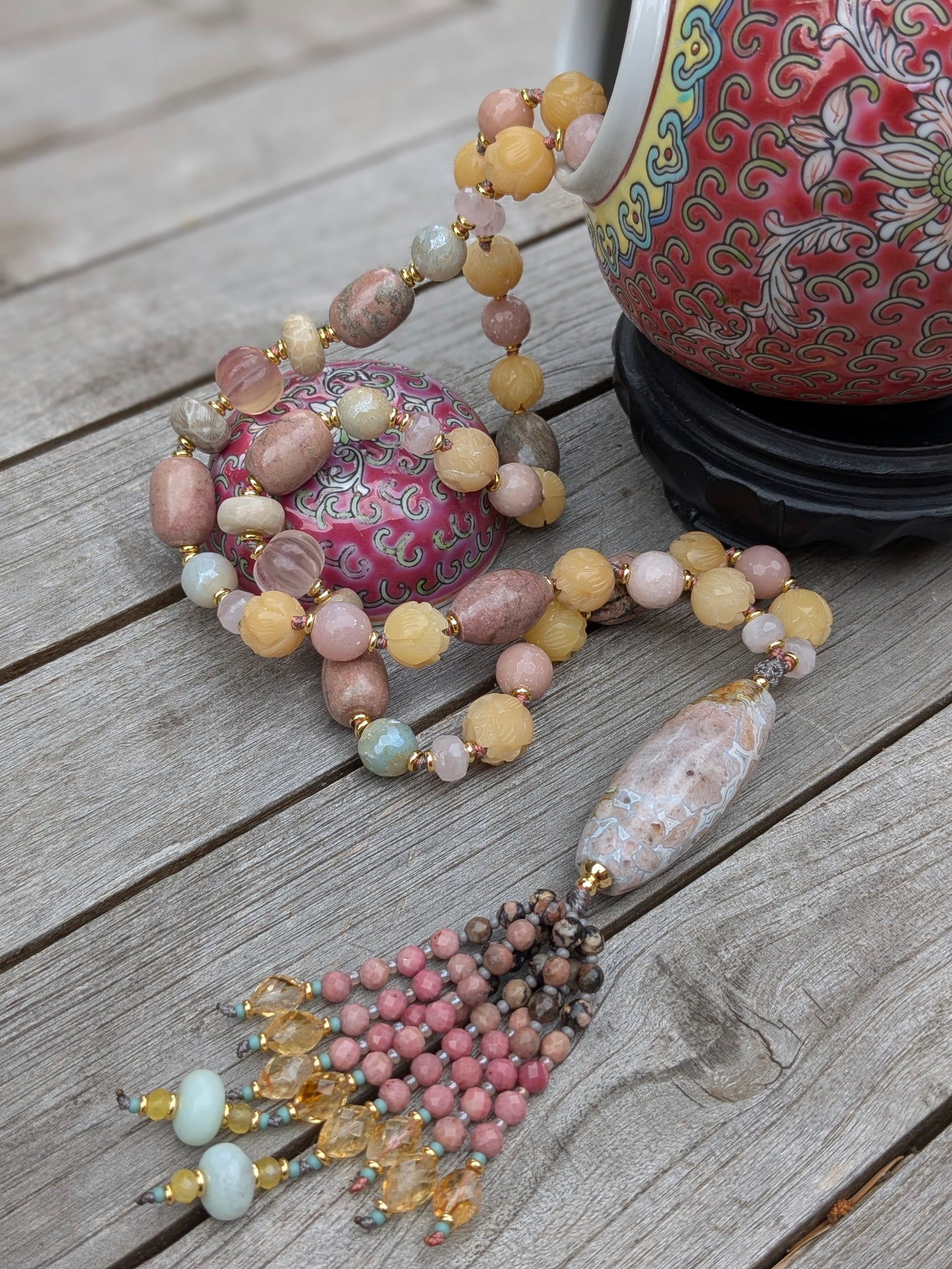 Sautoir artisanal Jivana, harmonie de roses et bleus, agate focale et savoir-faire expert