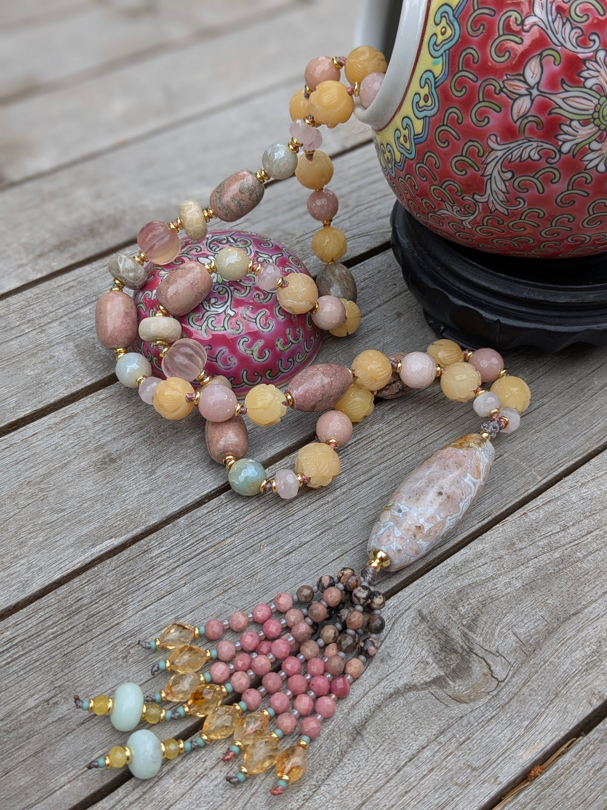 Sautoir artisanal Jivana, harmonie de roses et bleus, agate focale et savoir-faire expert
