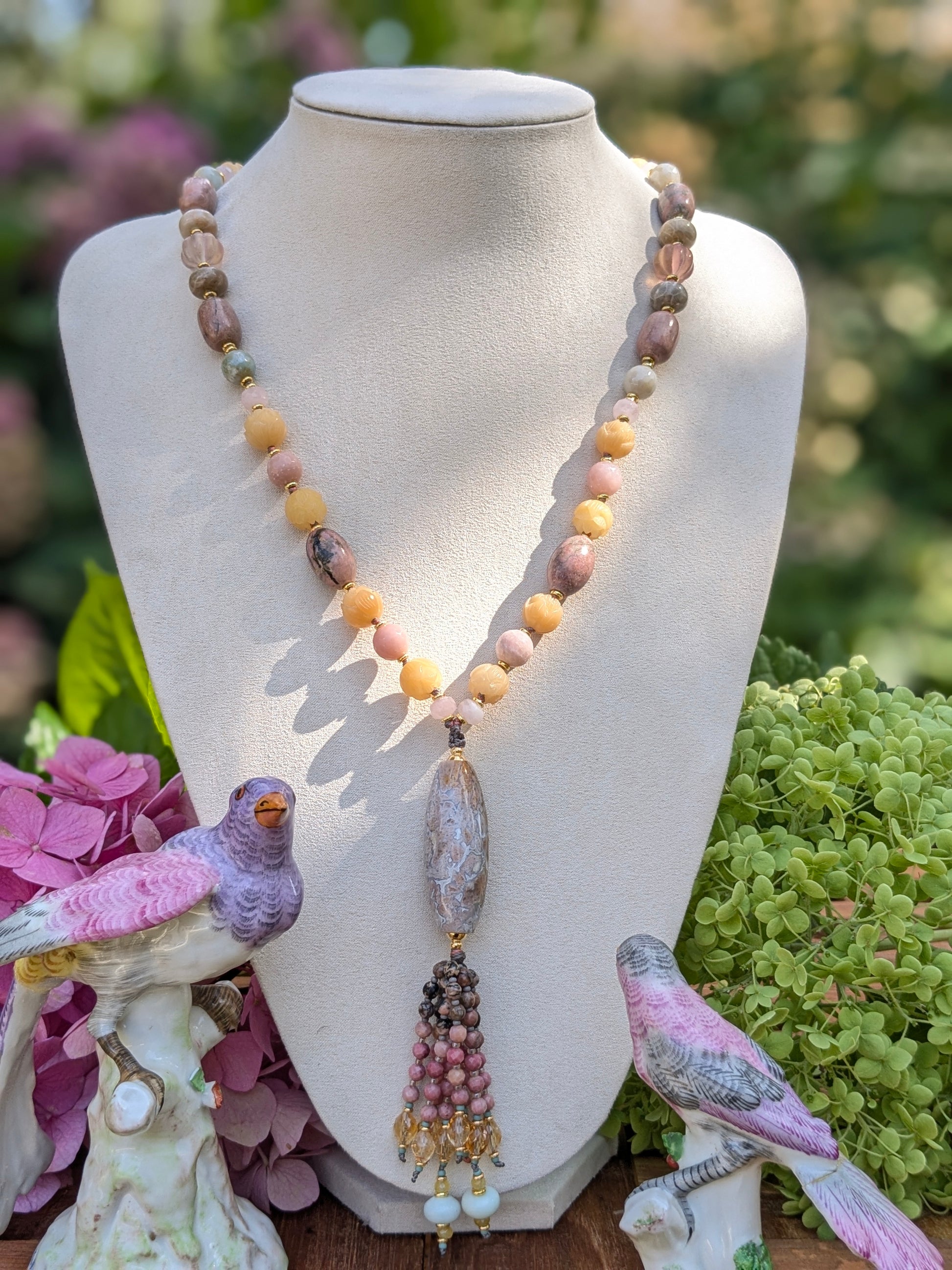 Collier long Jivana, graines sculptées, pierres douces et tassel minéral – Pièce unique