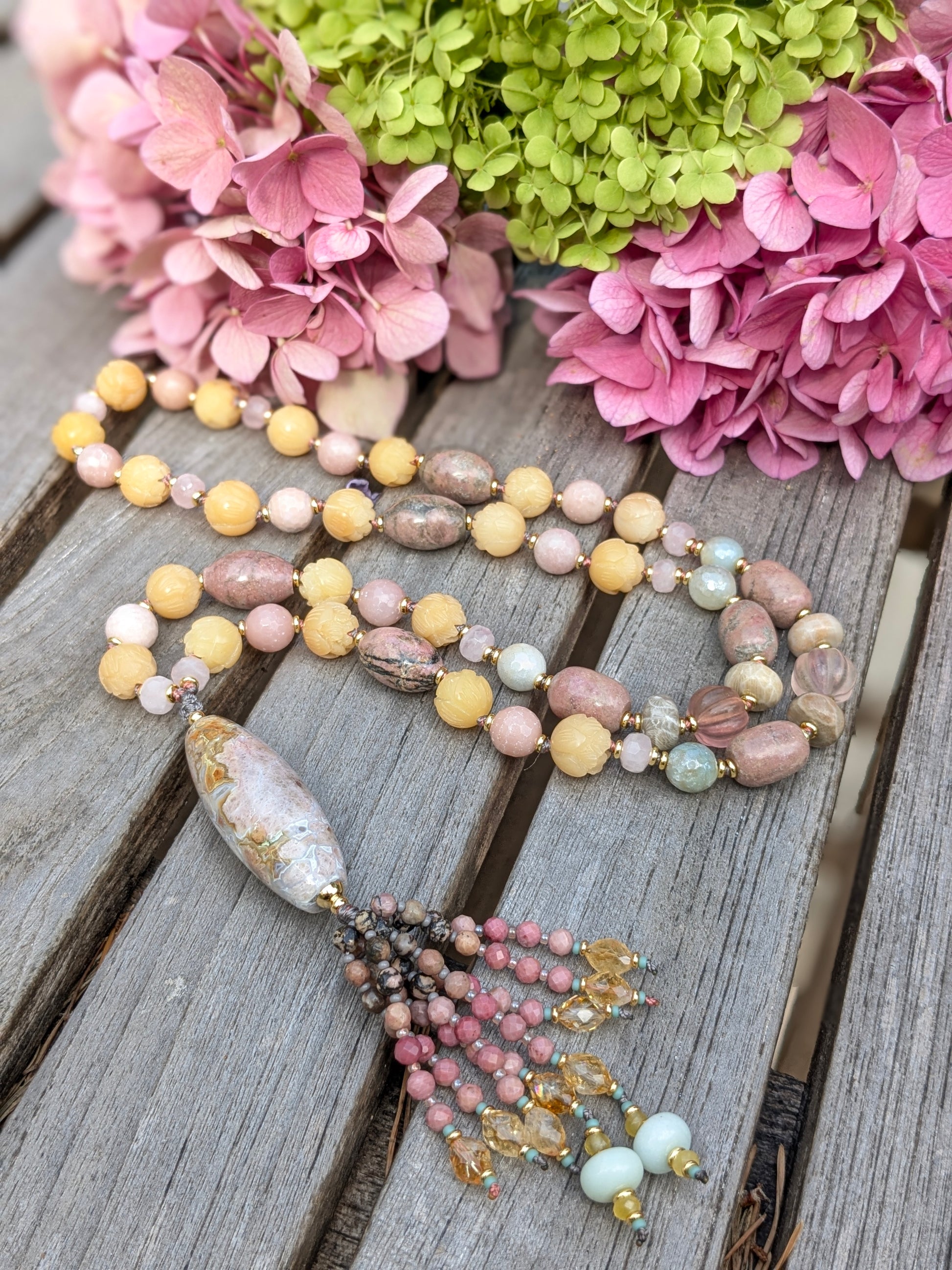 Collier long Jivana, graines sculptées, pierres douces et tassel minéral – Pièce unique